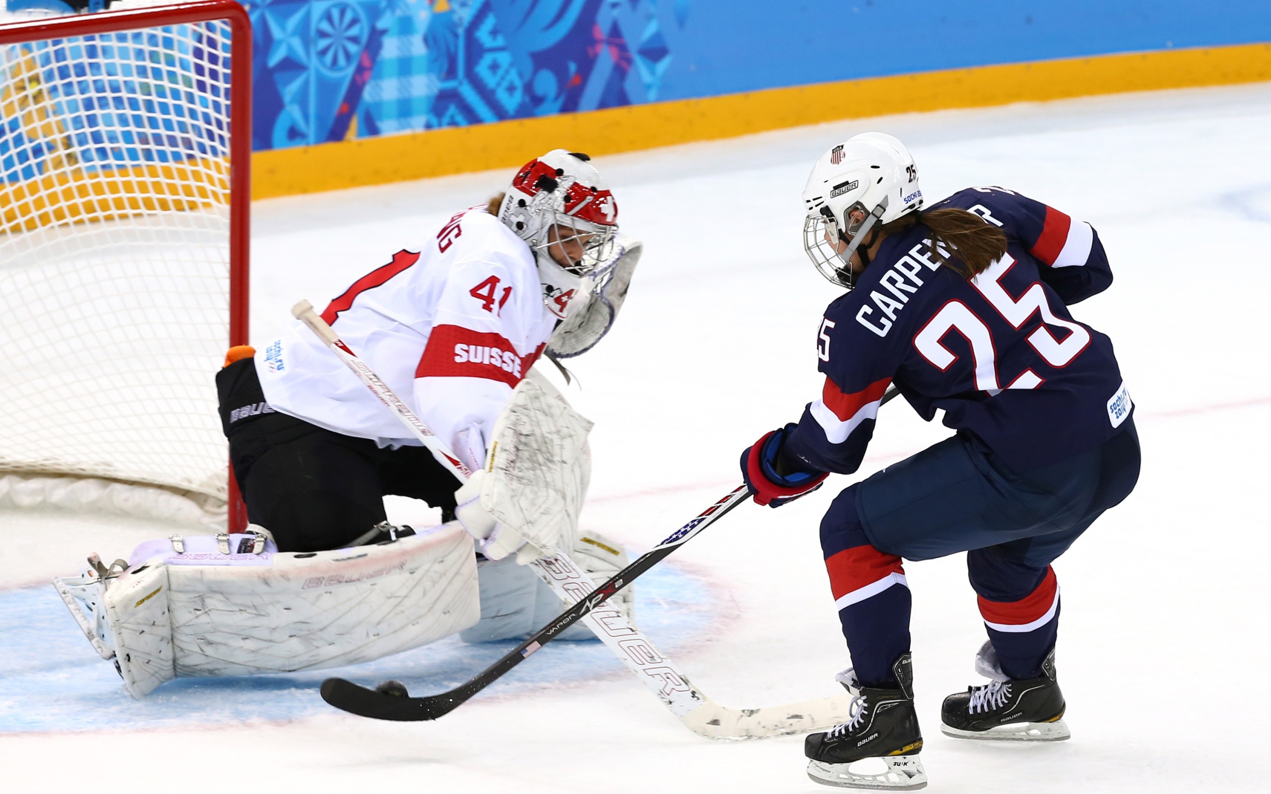 Борьба у ворот в хоккее на Олимпиаде в Сочи
