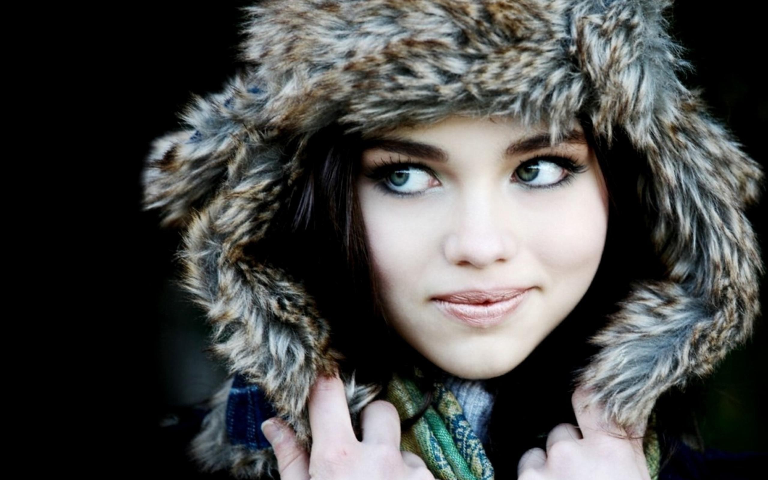 Девушка в меховой шапке