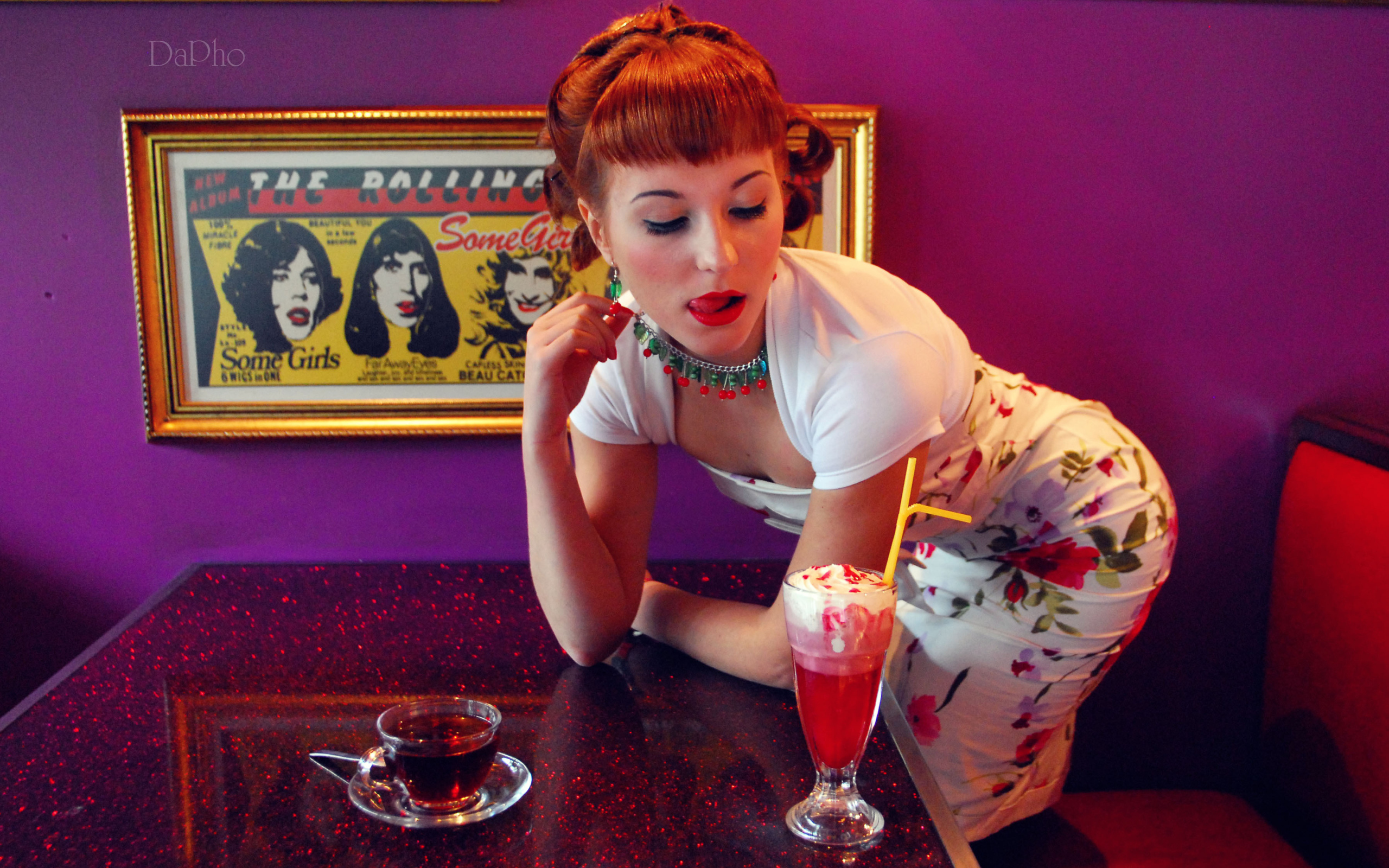 Девушка в кафе