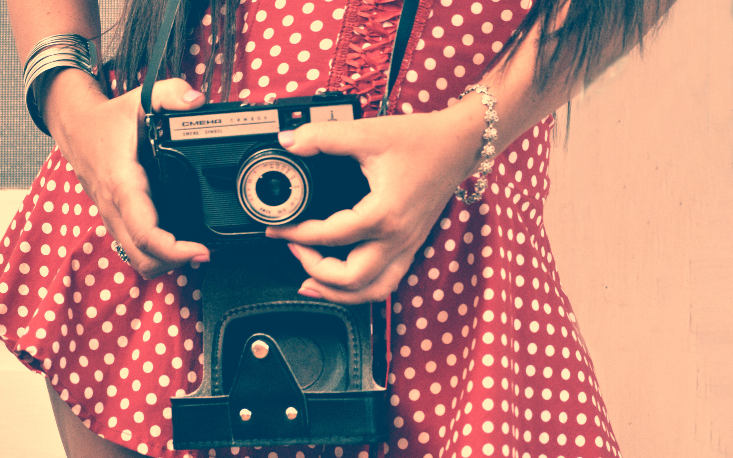 Девушка фотографирует себя