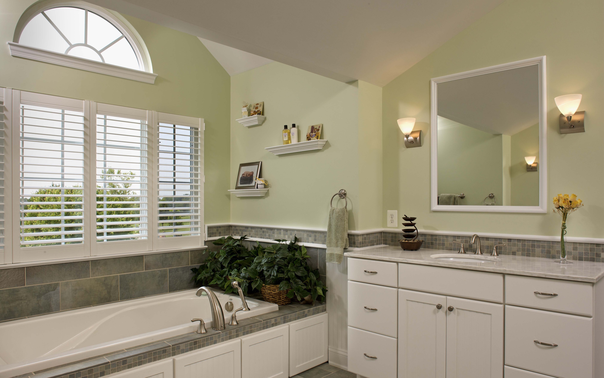 Зеленые растения в ванной комнате