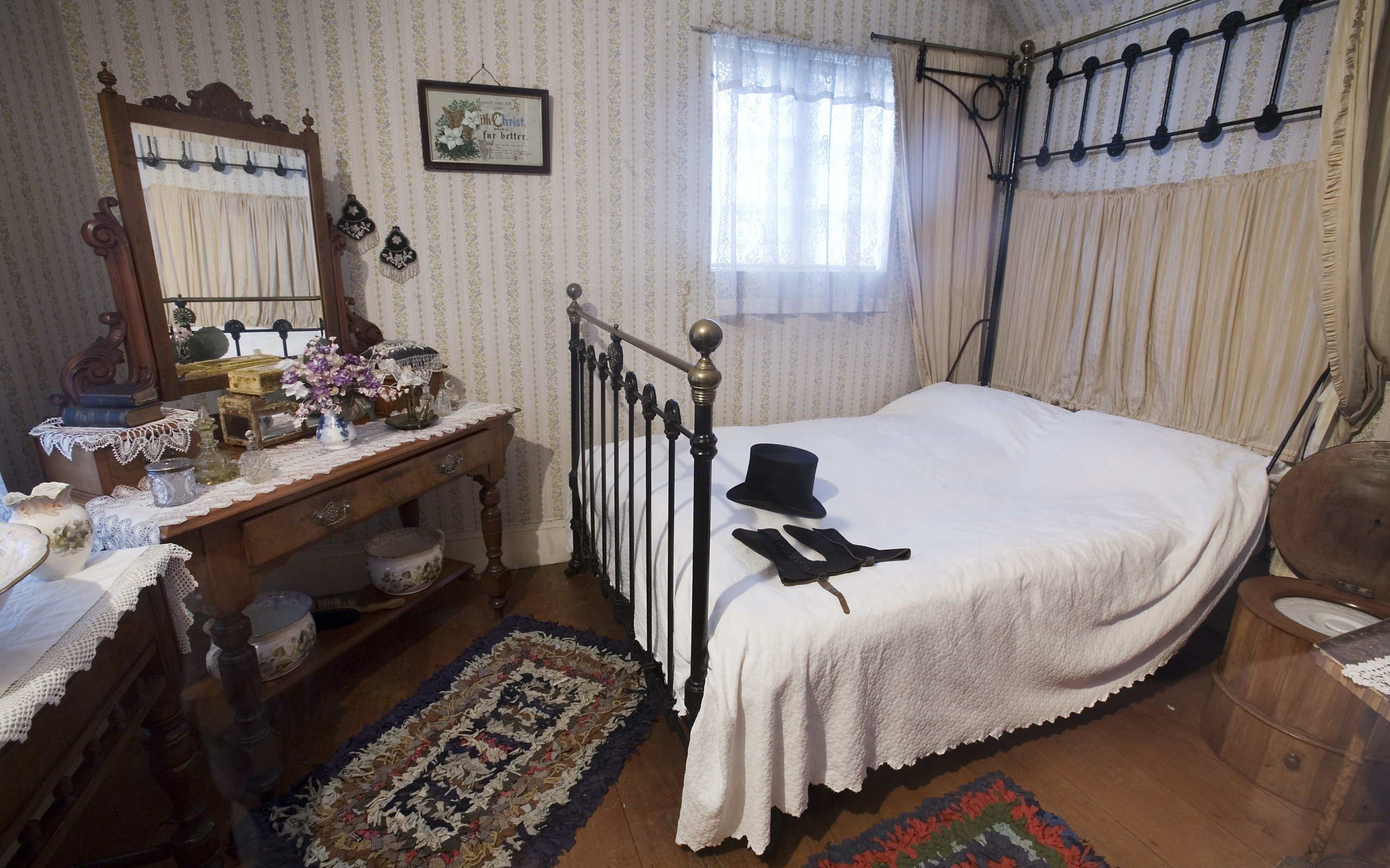 Шляпа на кровати в спальне