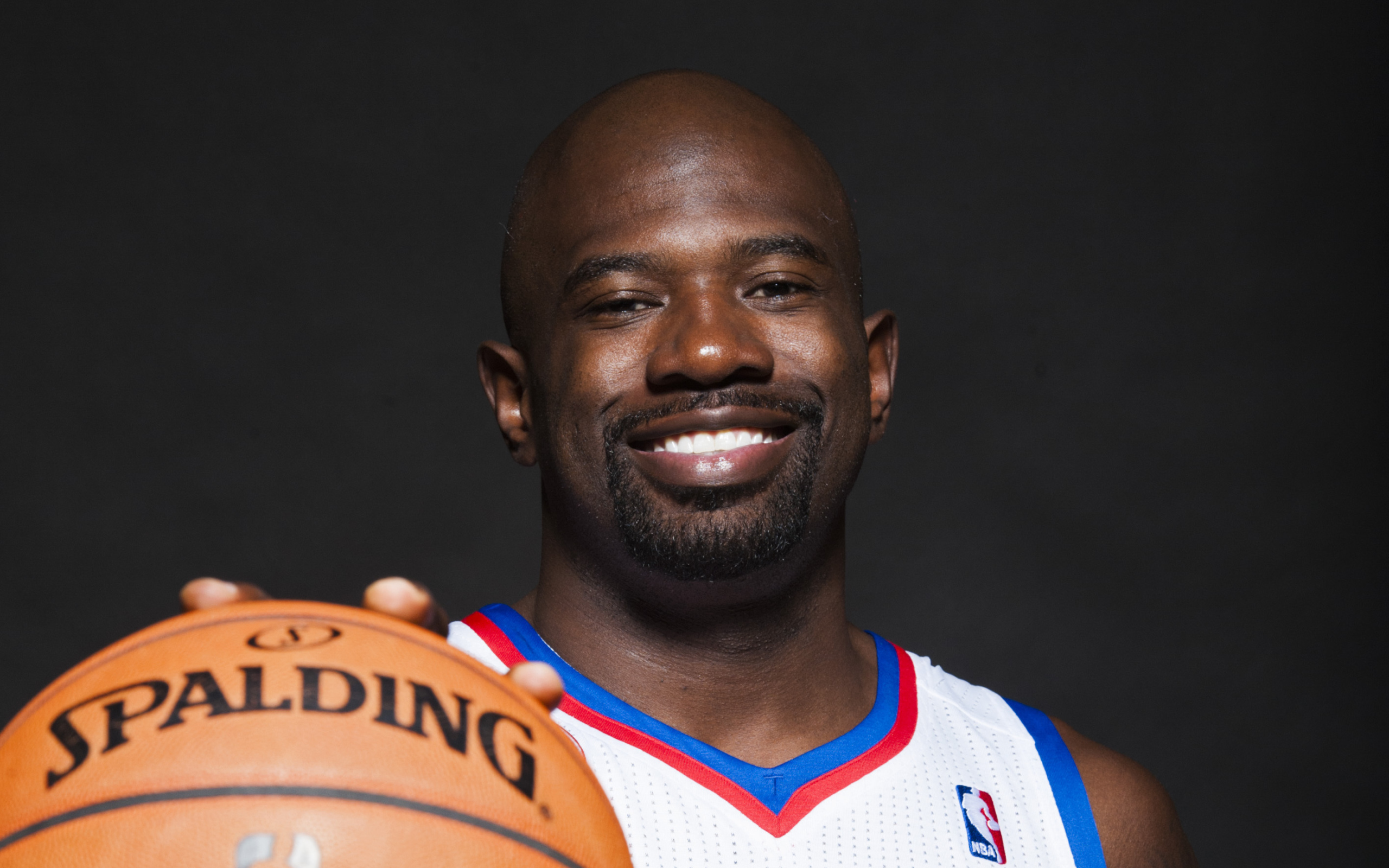 Джейсон Ричардсон с баскетбольным мячом