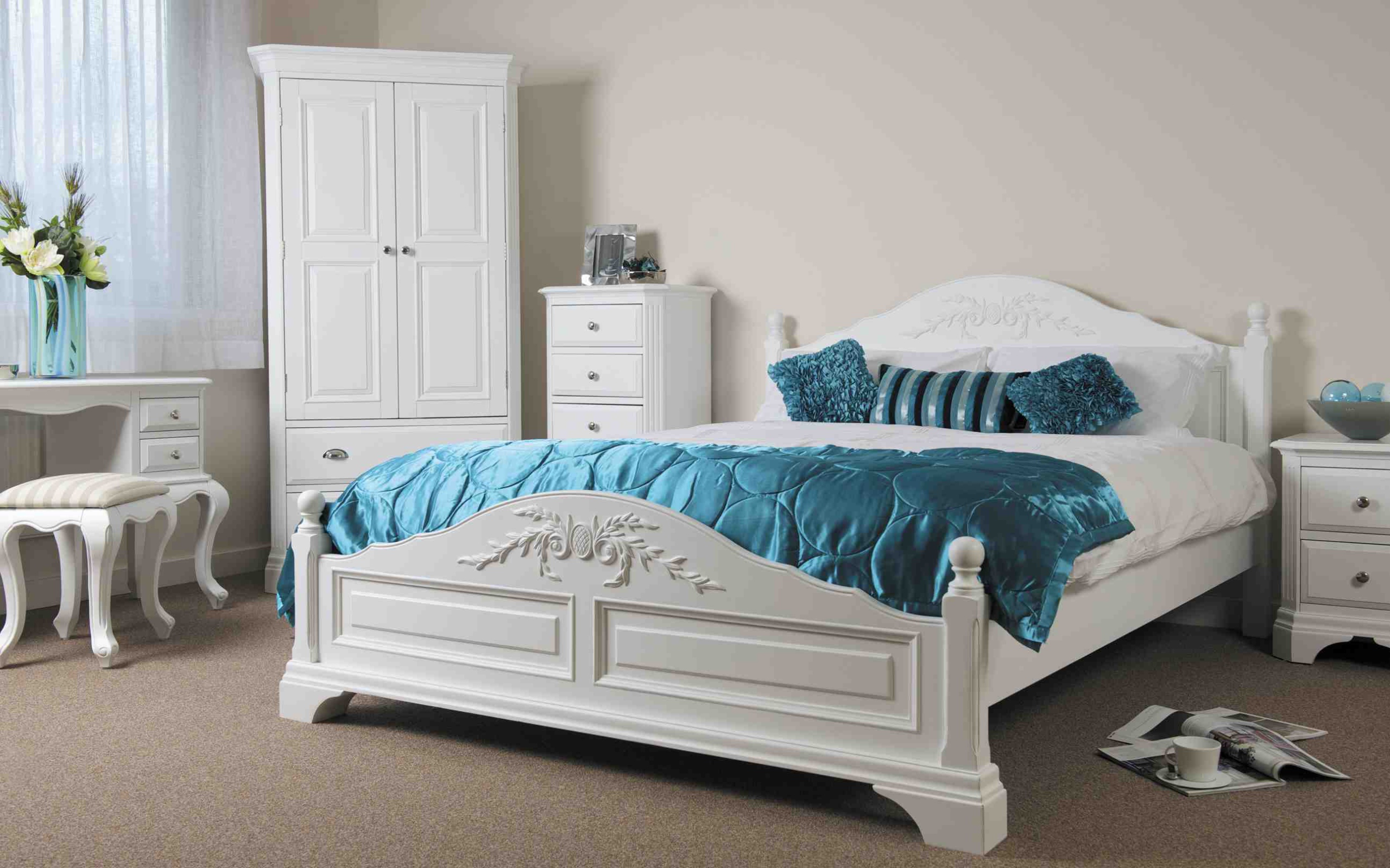 Большая белая кровать в спальне