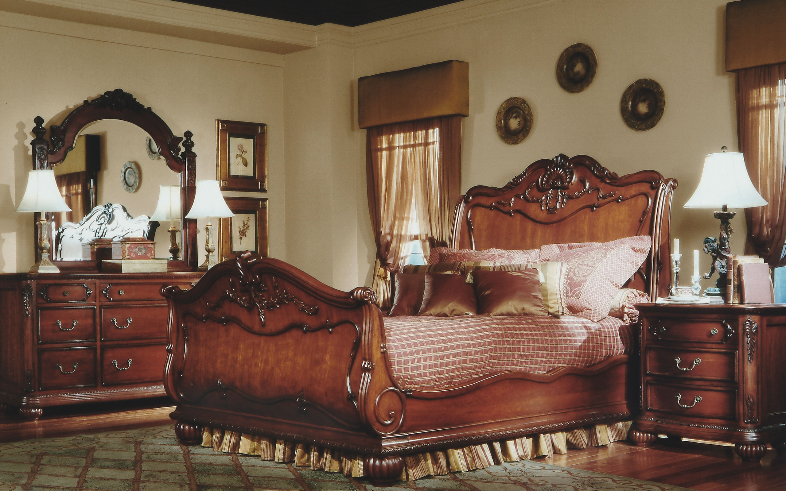 Роскошная кровать в спальне