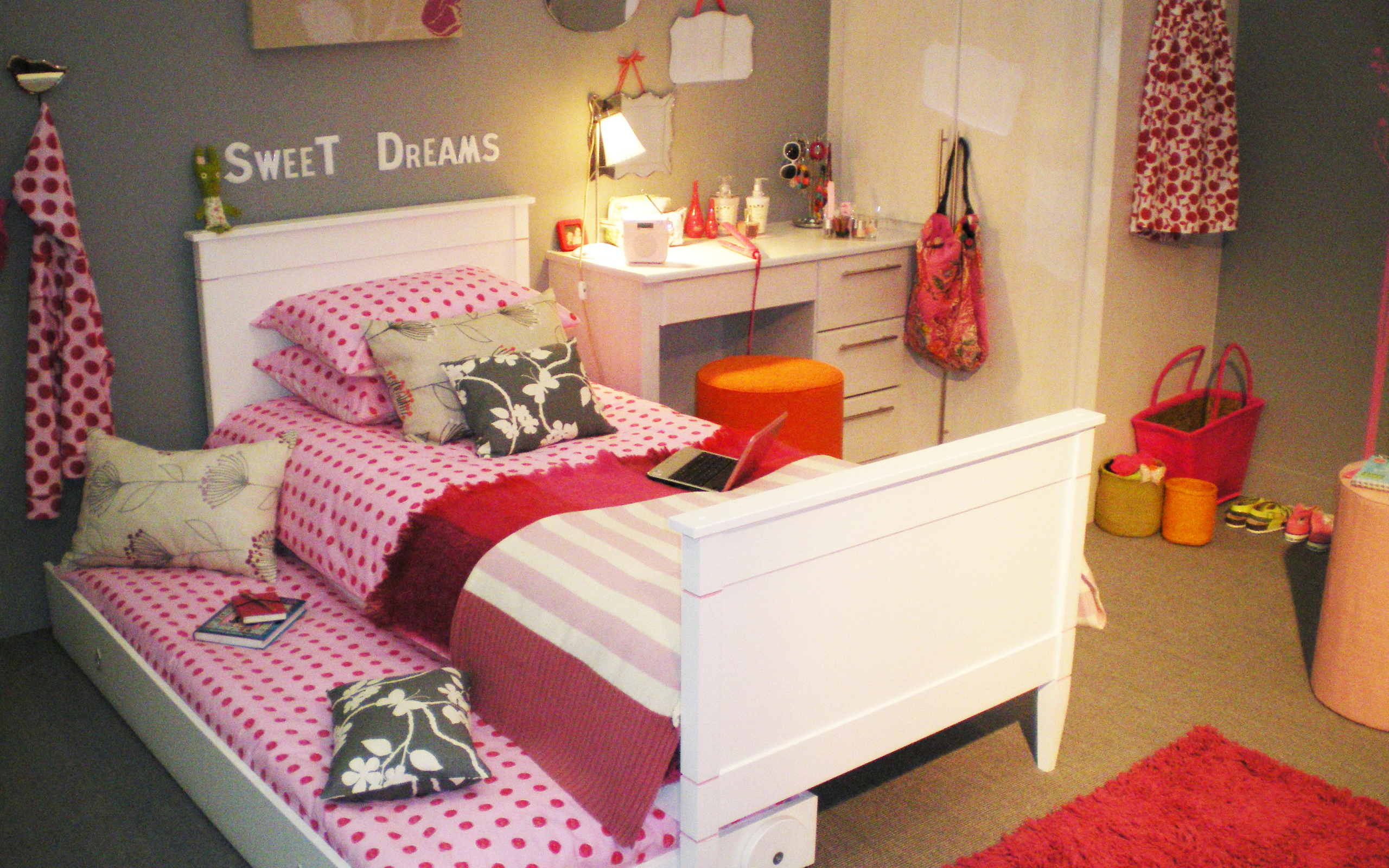 Подушки на кровати в детской