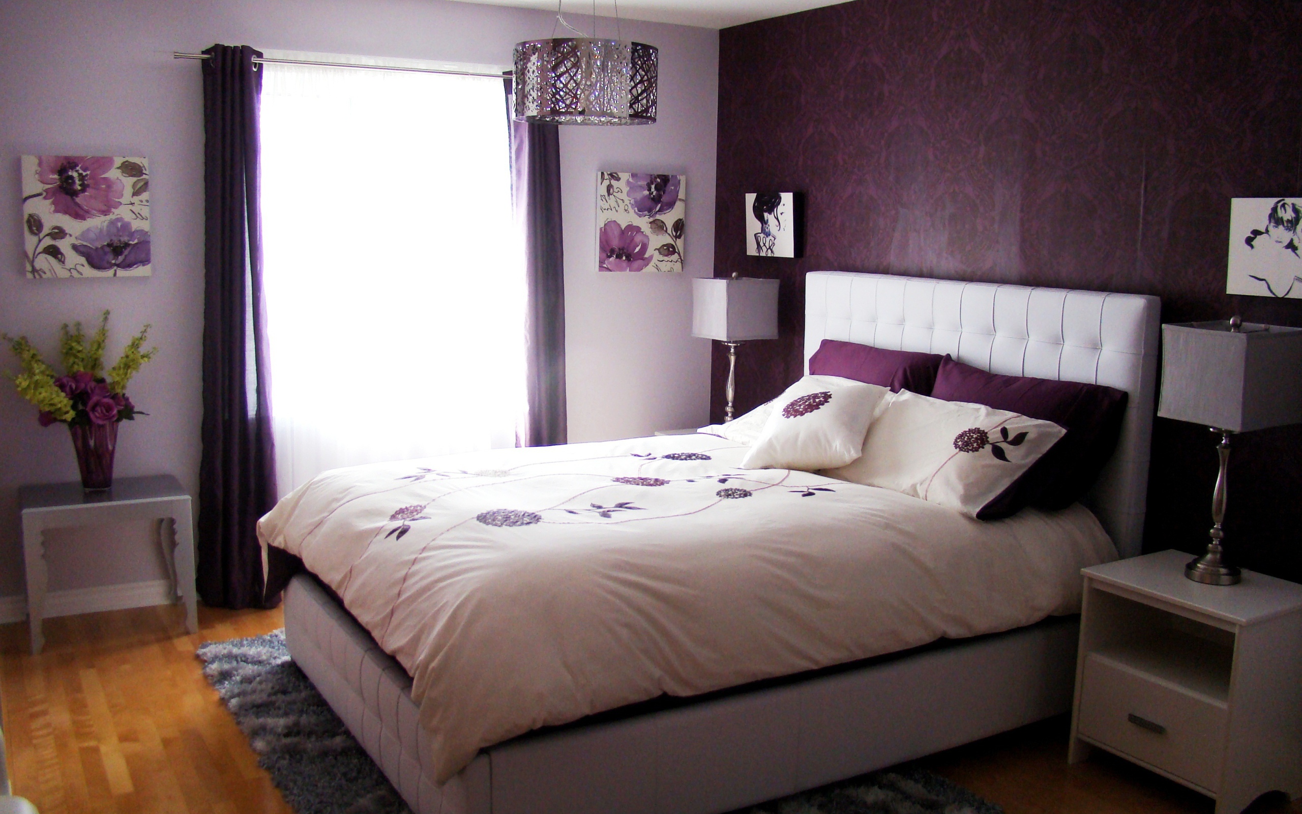 Фиолетовая стена в спальне