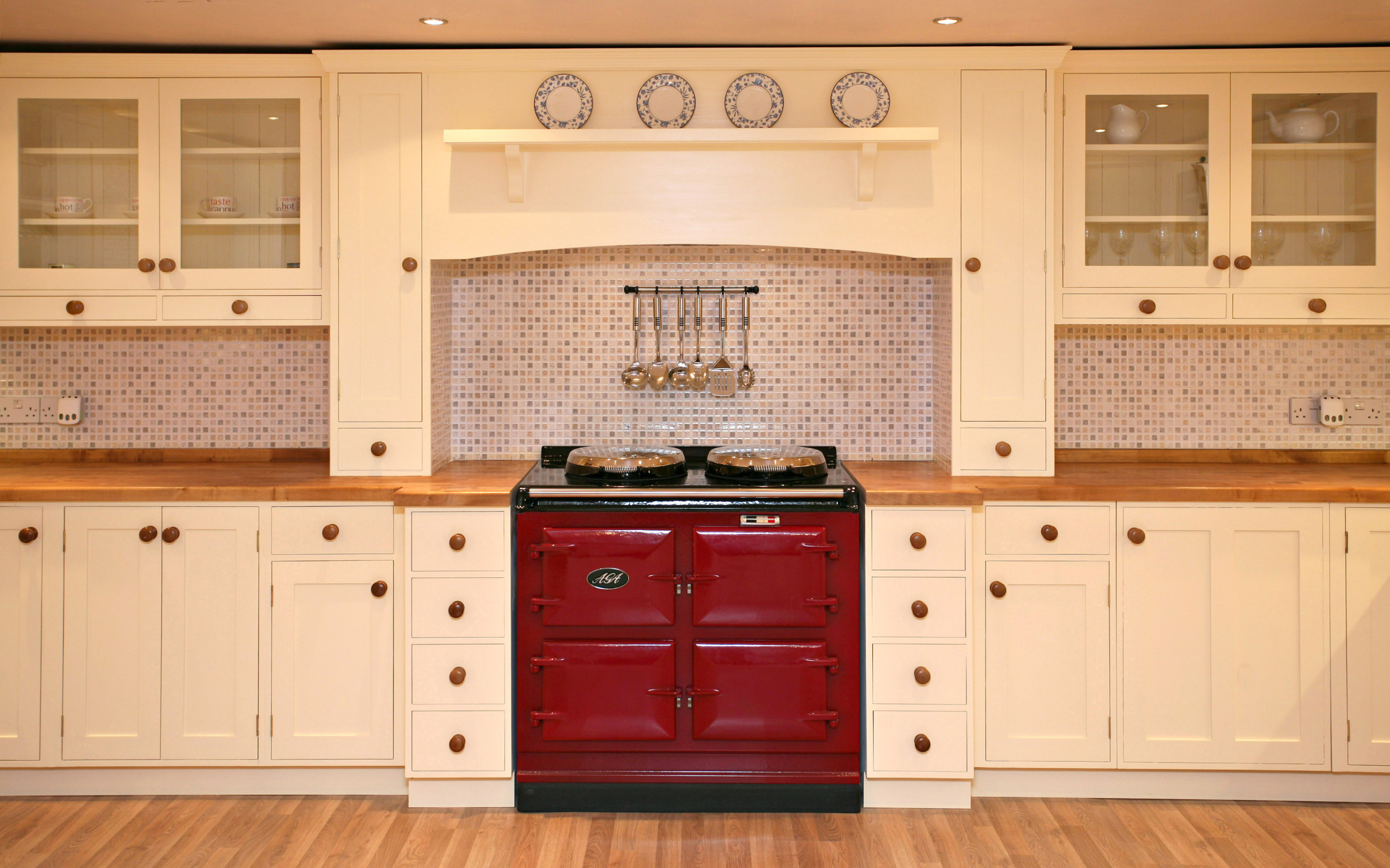 Красная печь в кухне