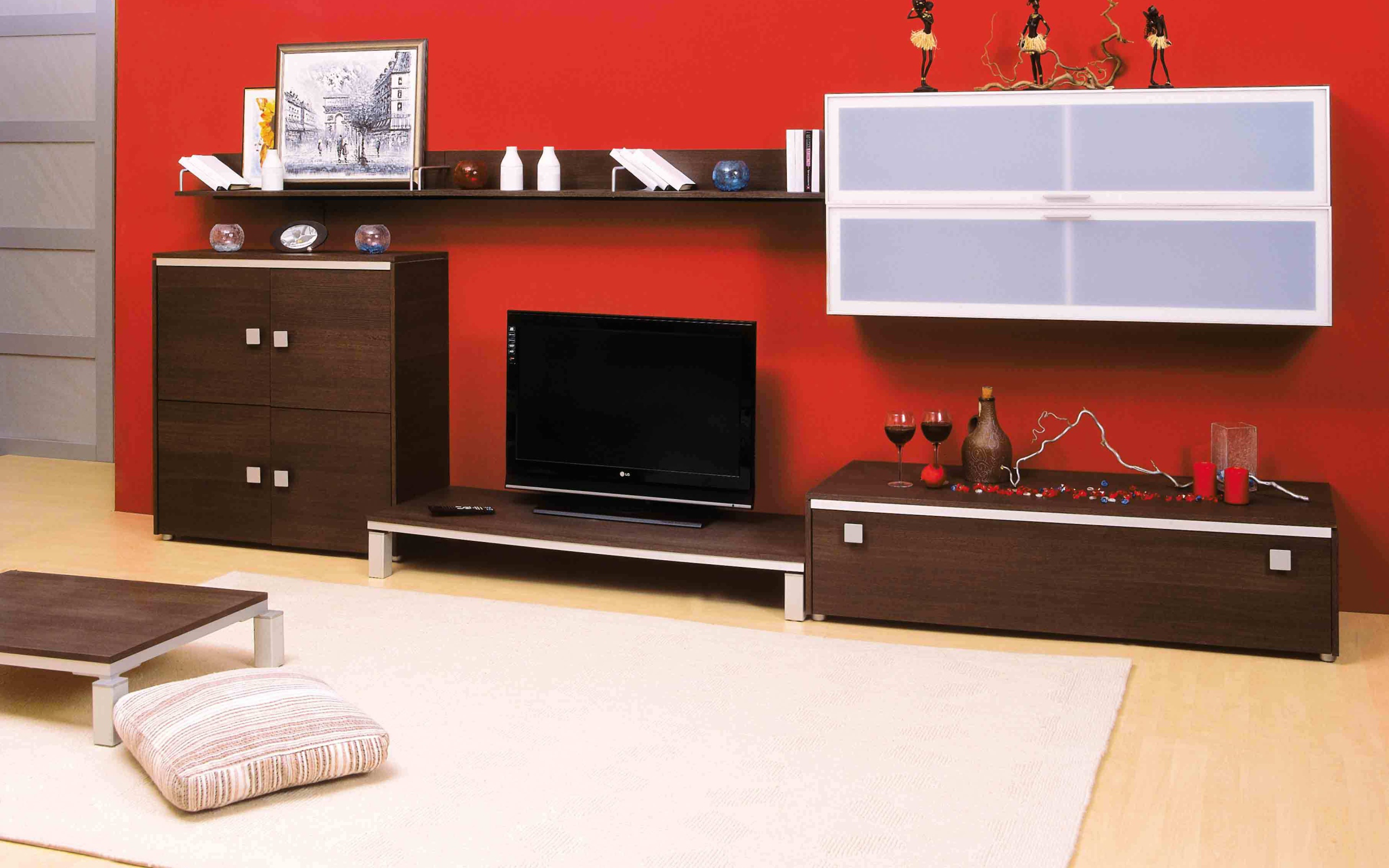 Красная стена в гостиной