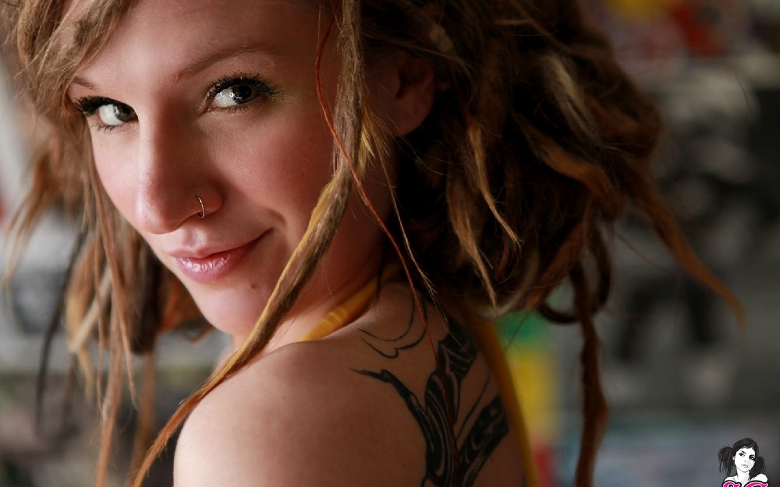 Улыбающаяся девушка с пирсингом в носу