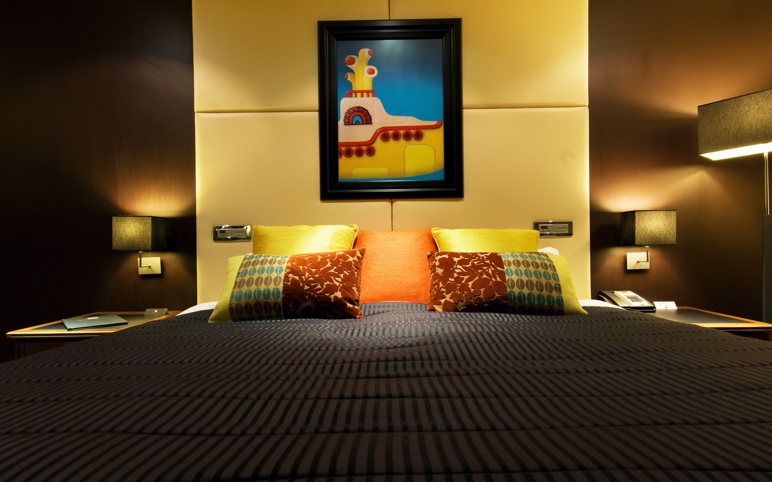 Просторная кровать в детской комнате