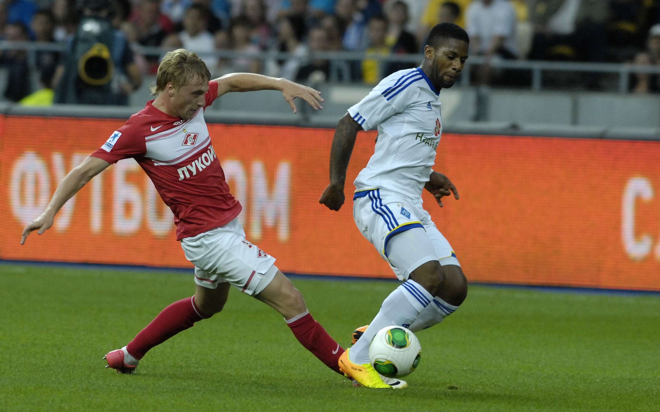 Защитник Спартака Евгений Макеев за работой