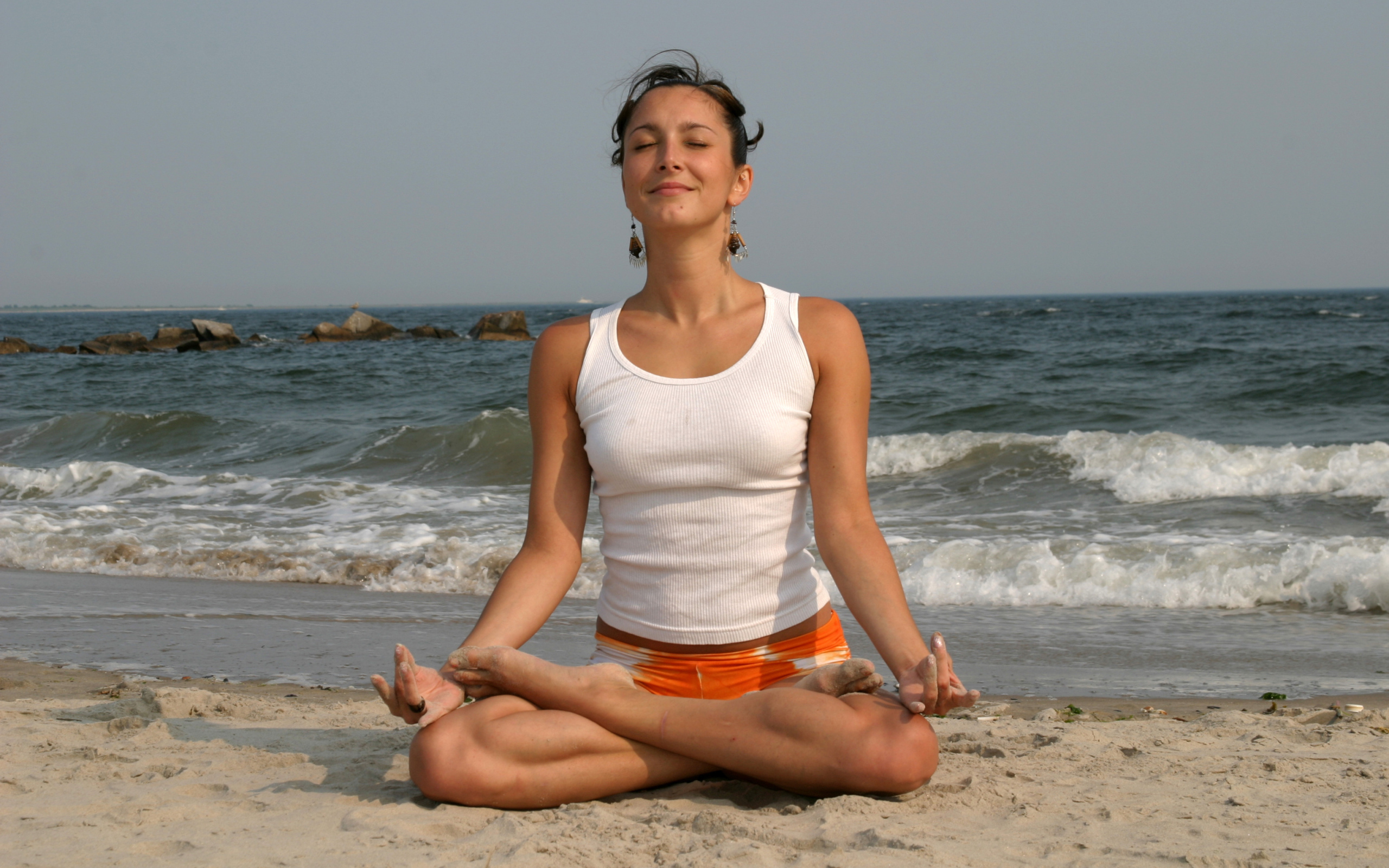 Спортивная девушка медитирует