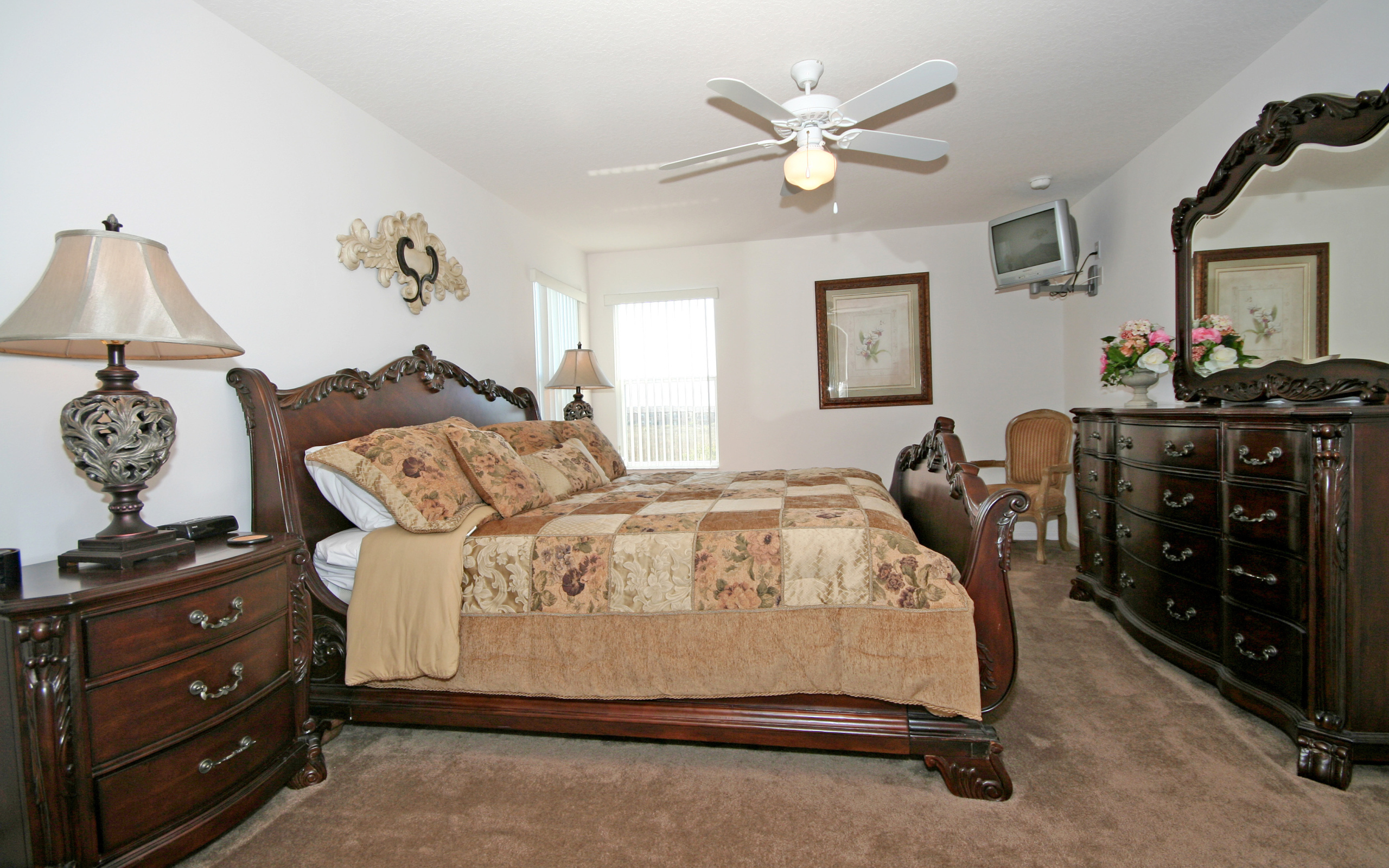 Вентилятор на потолке спальни