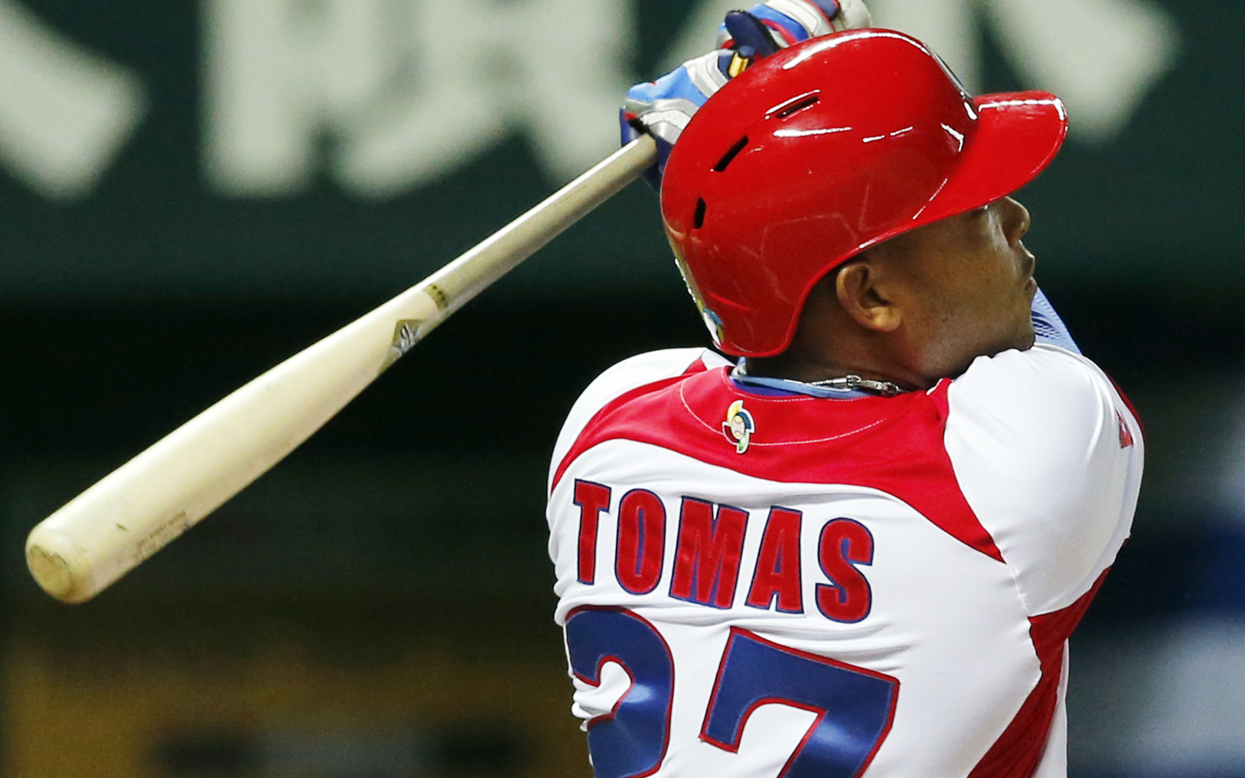 Томас Ясмани играет в бейсбол