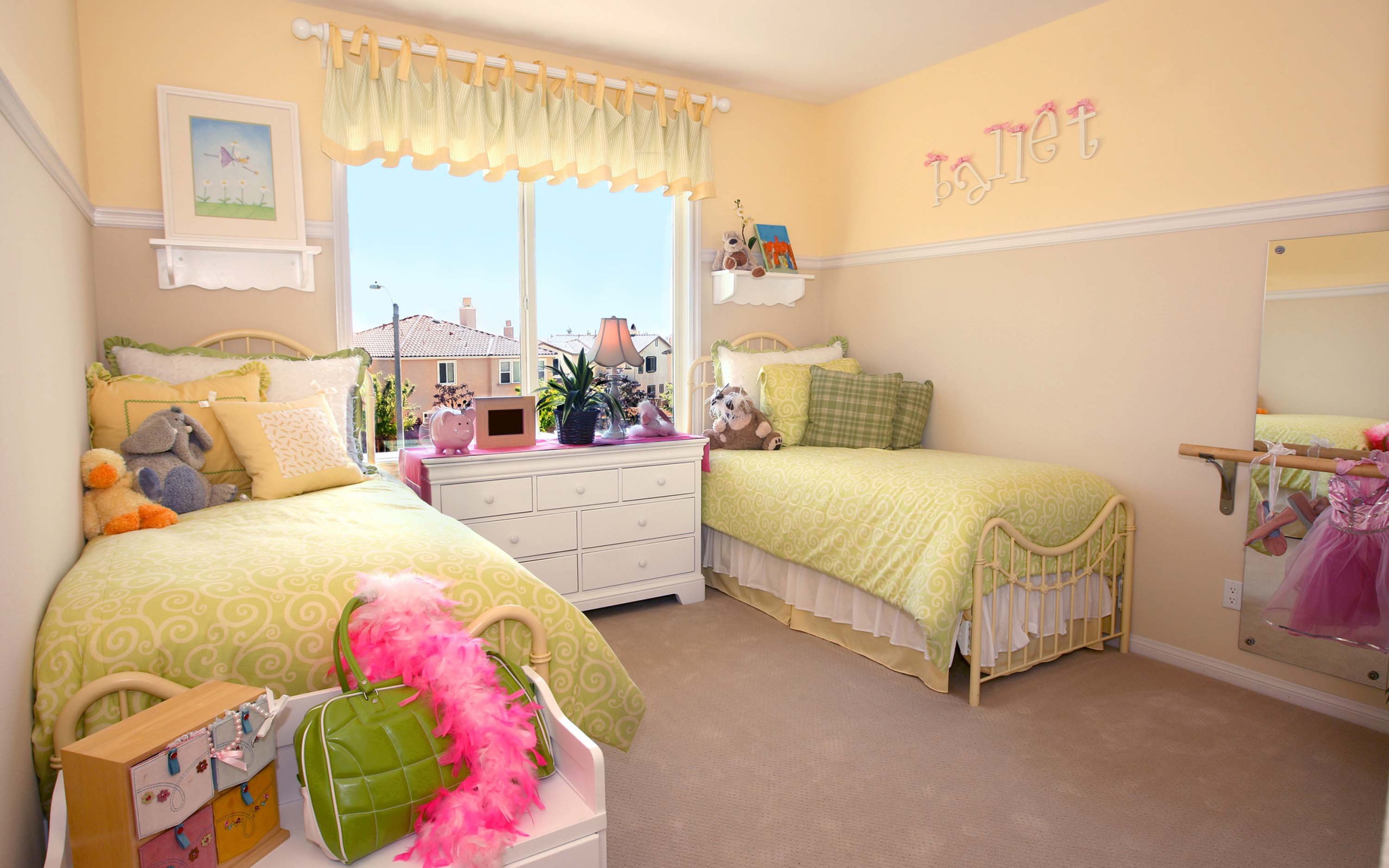 Две кровати для близняшек