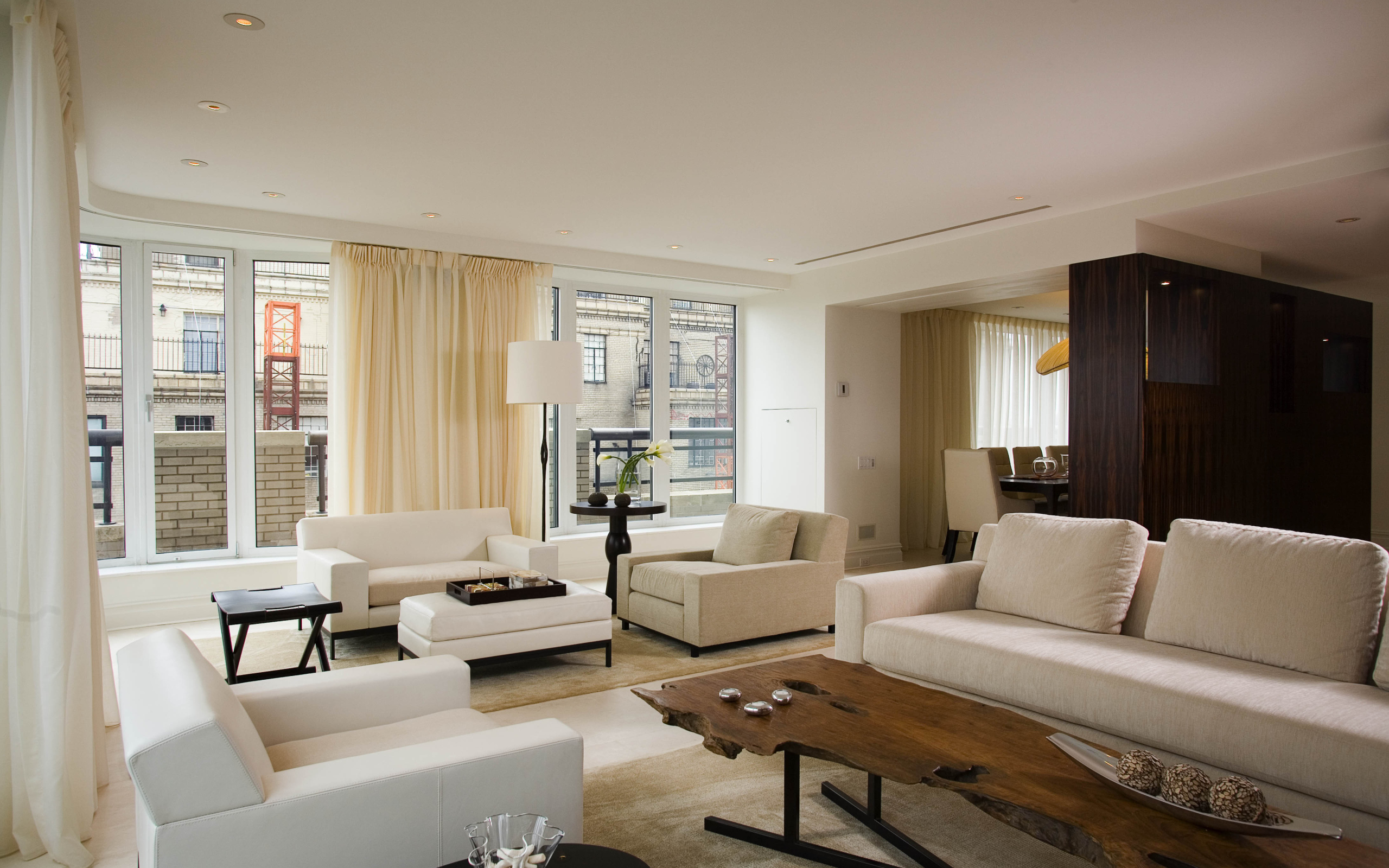 Вид просторной гостиной