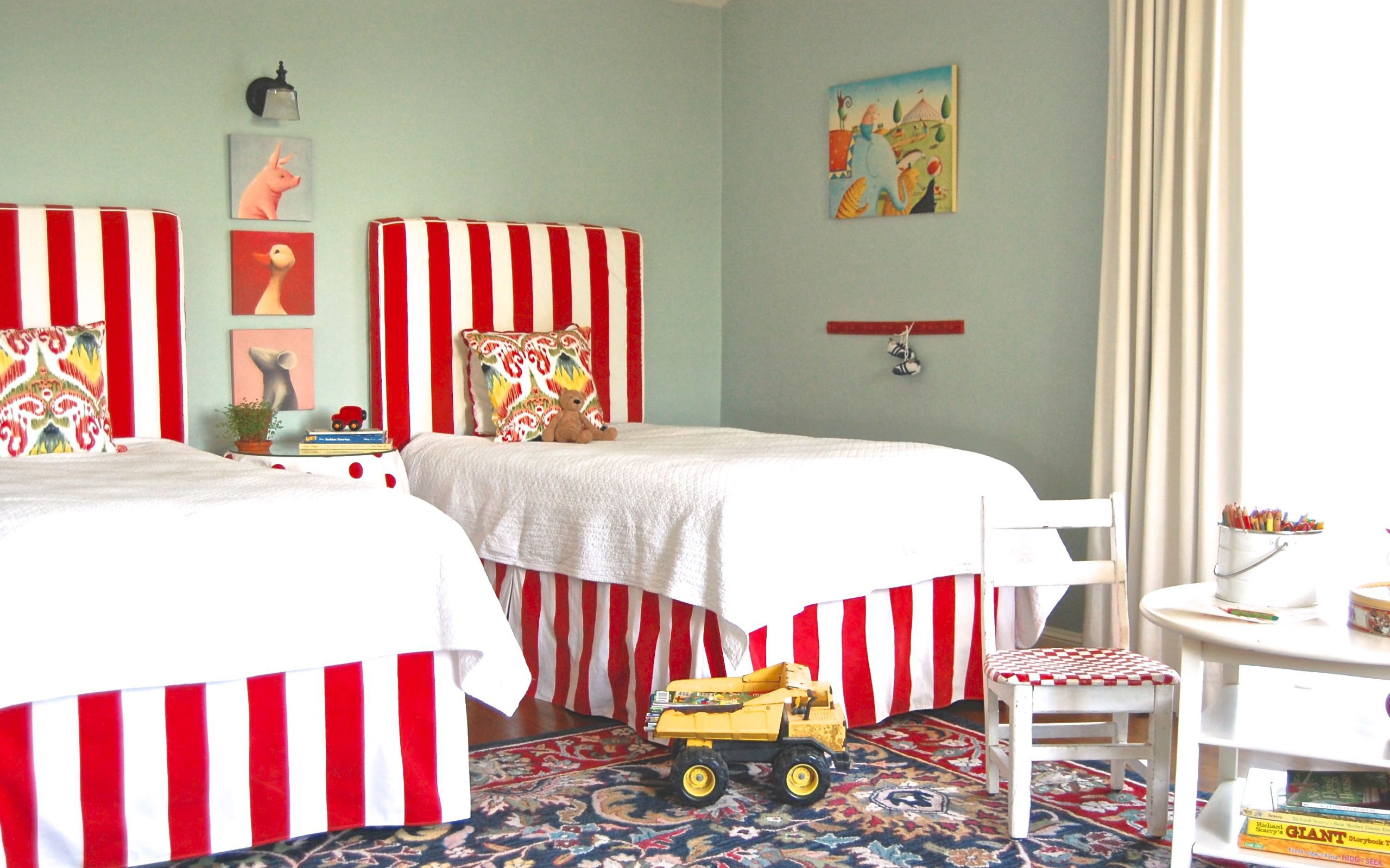 Белые покрывала на кроватях в детской