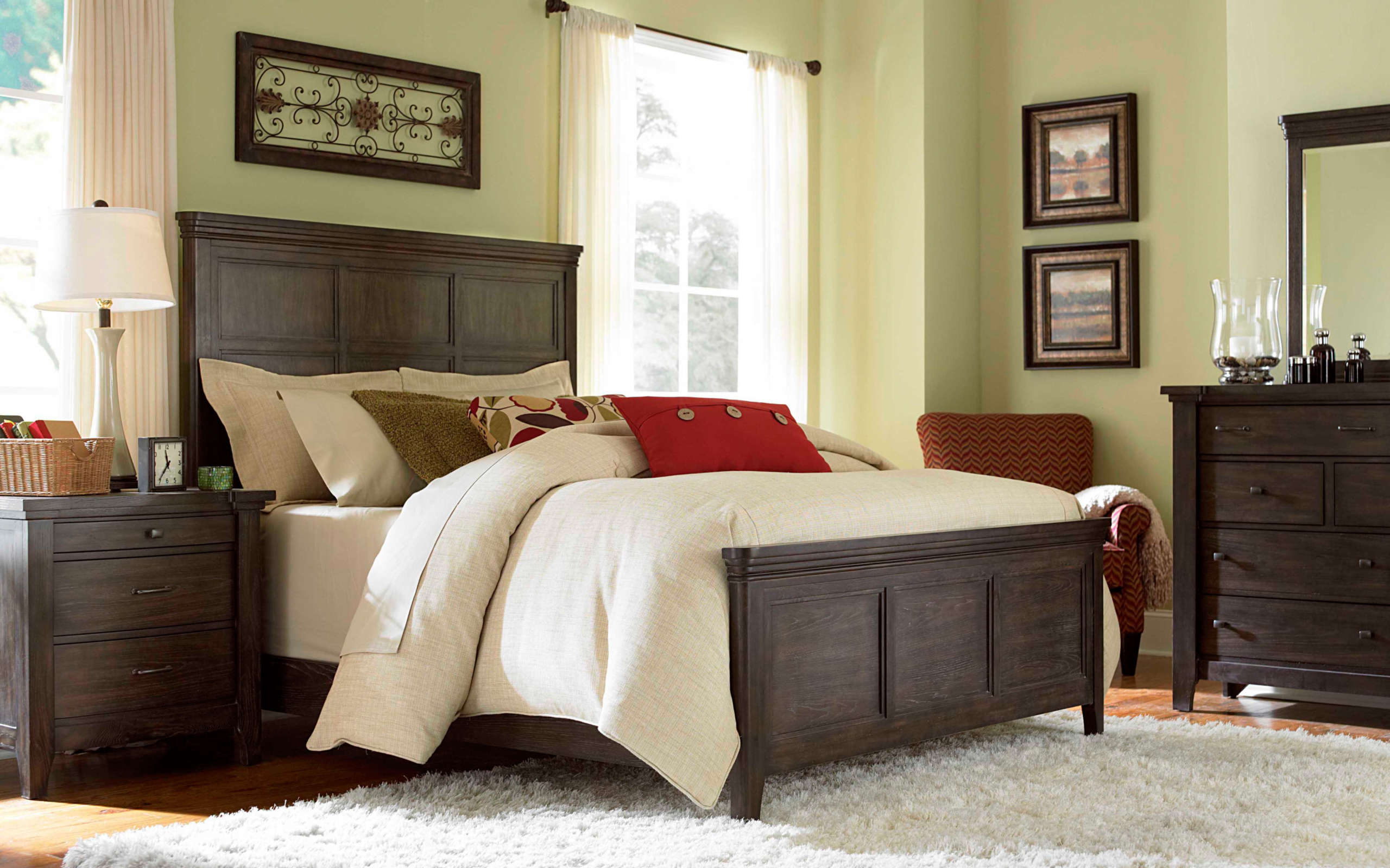 Белый ковер в спальне