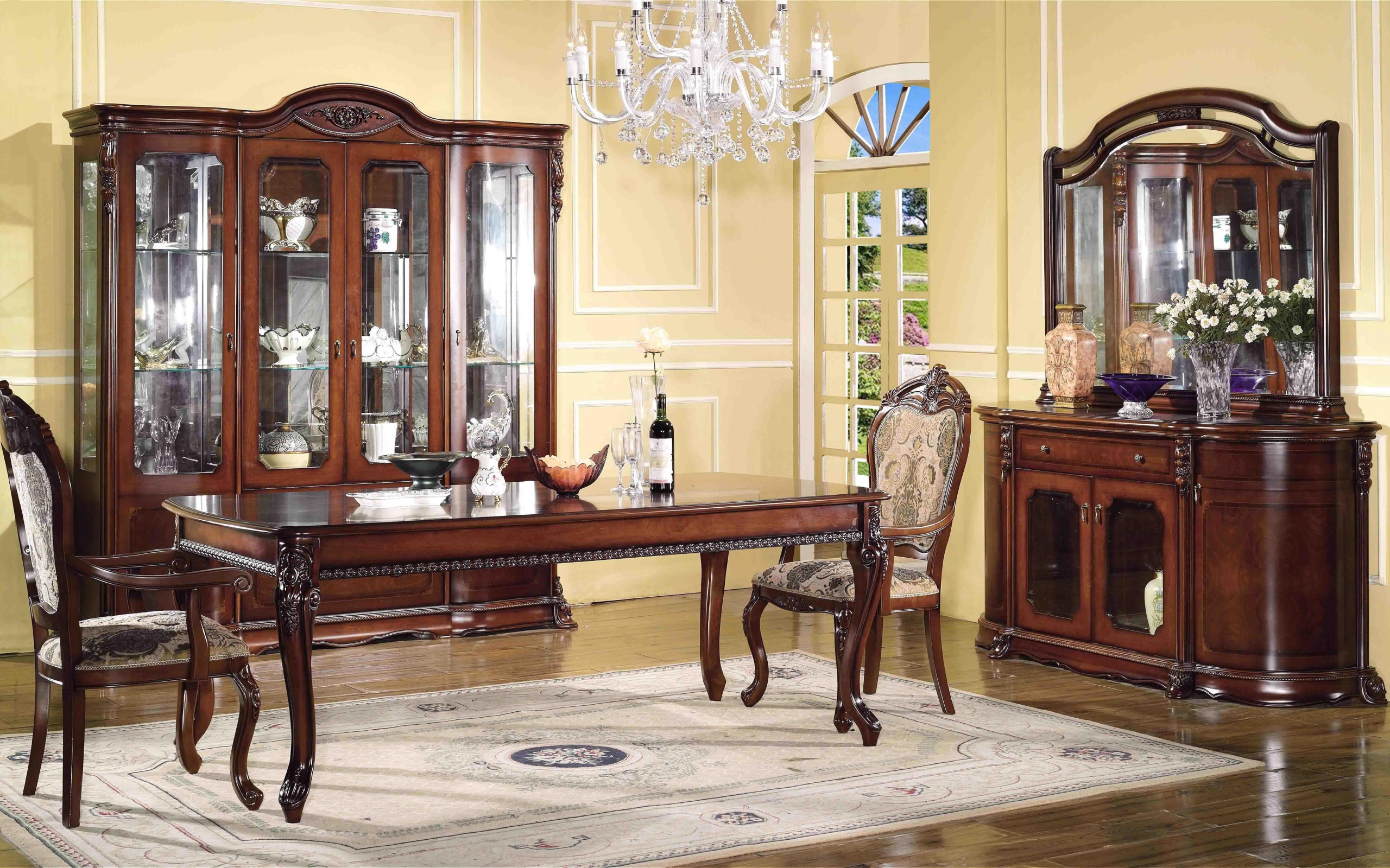 Вино на столе в гостиной