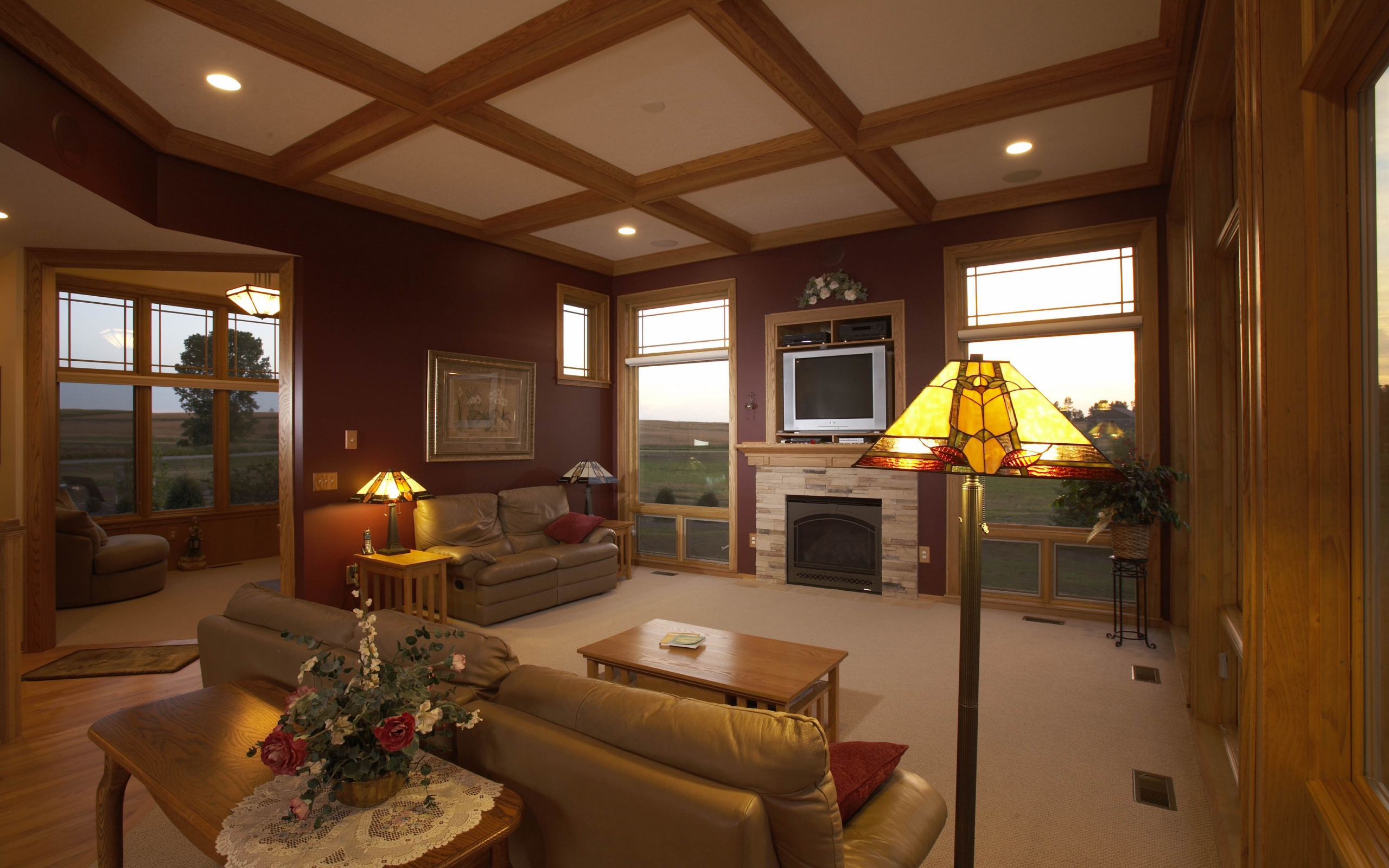 Деревянный потолок в гостиной