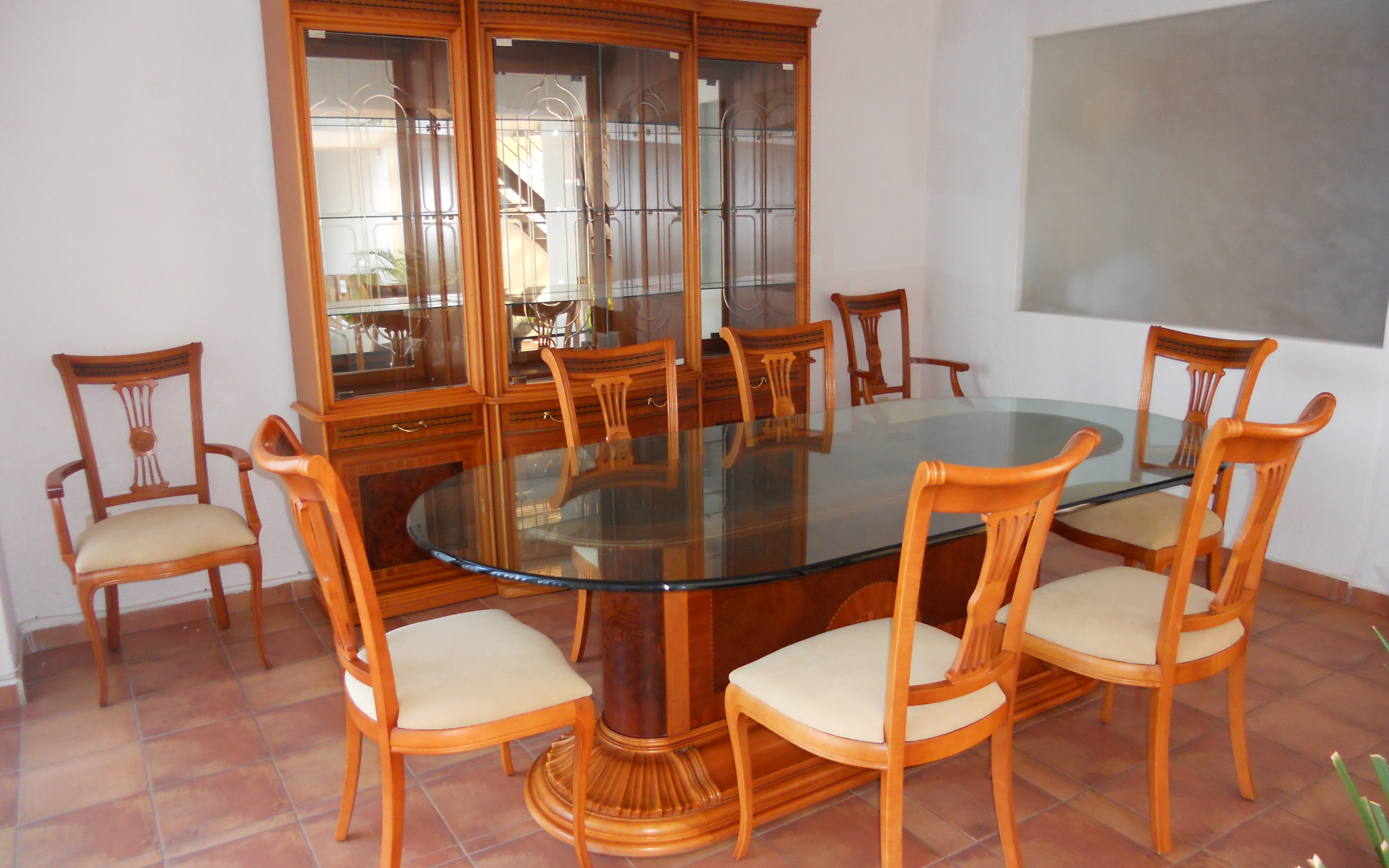 Столешница в столовой из стекла