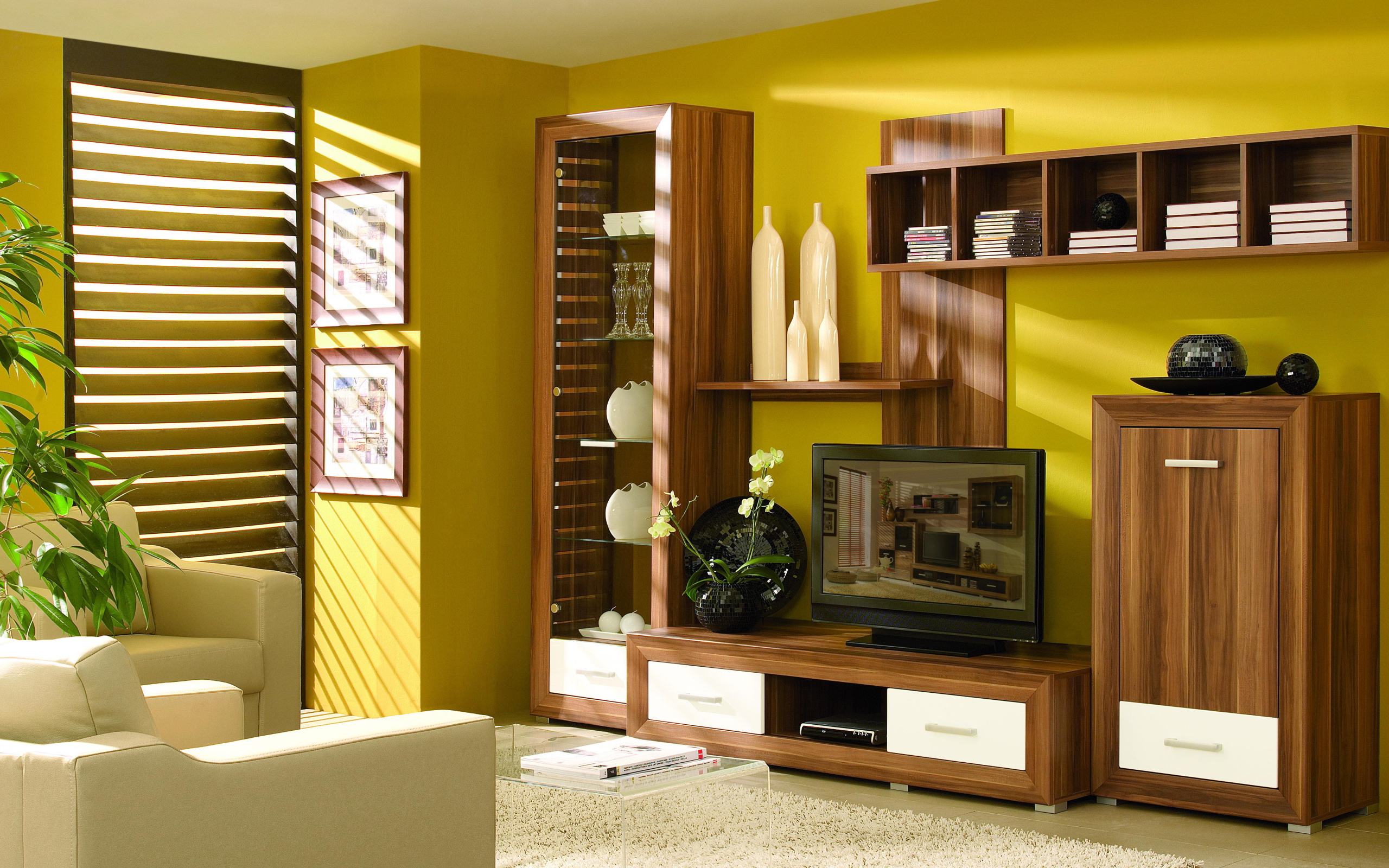 Желтая стена в гостиной
