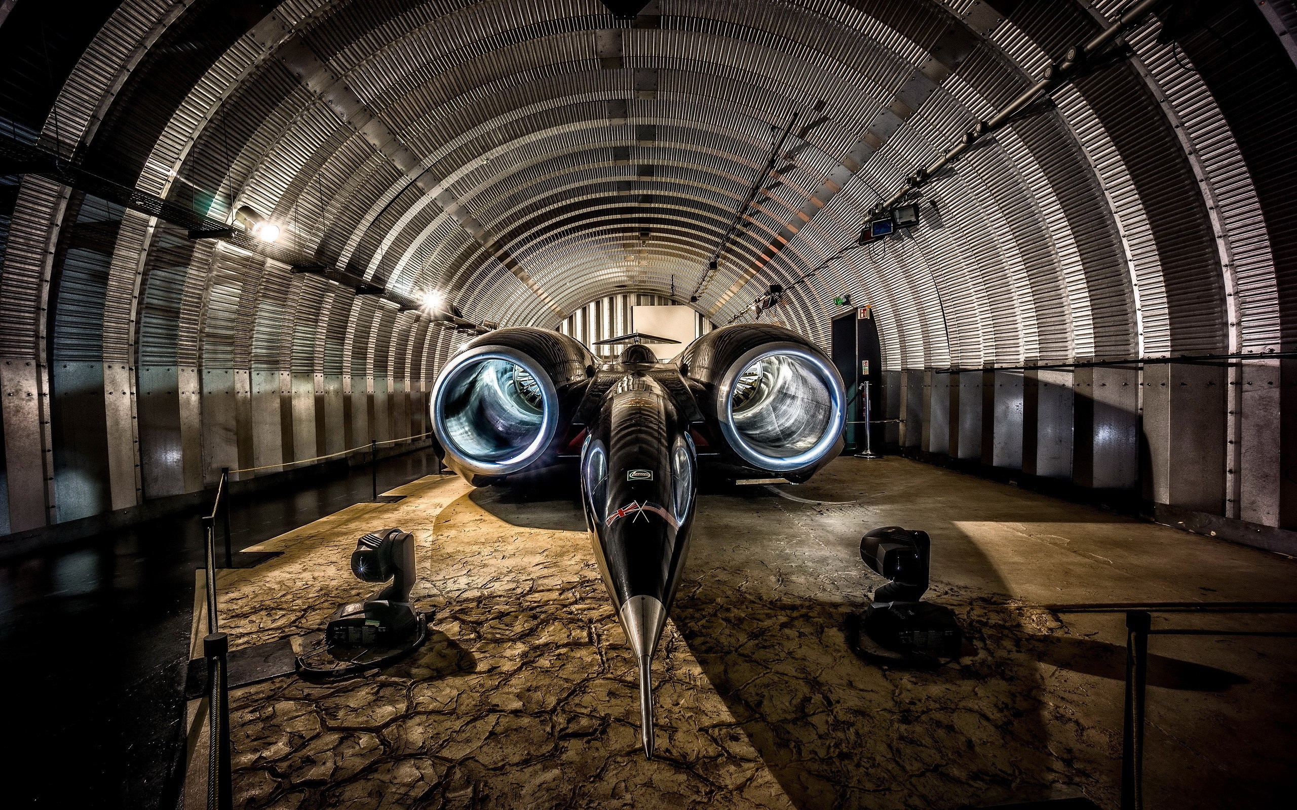 Скоростной автомобиль Thrust SSC в ангаре