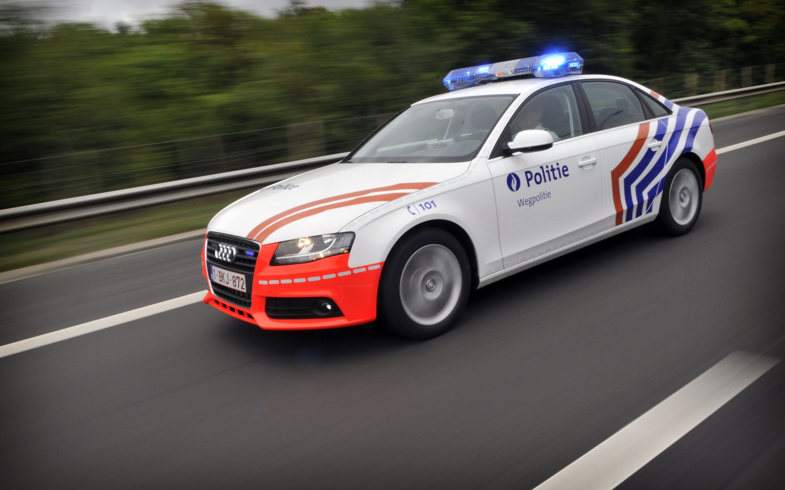Полицейский Audi на шоссе