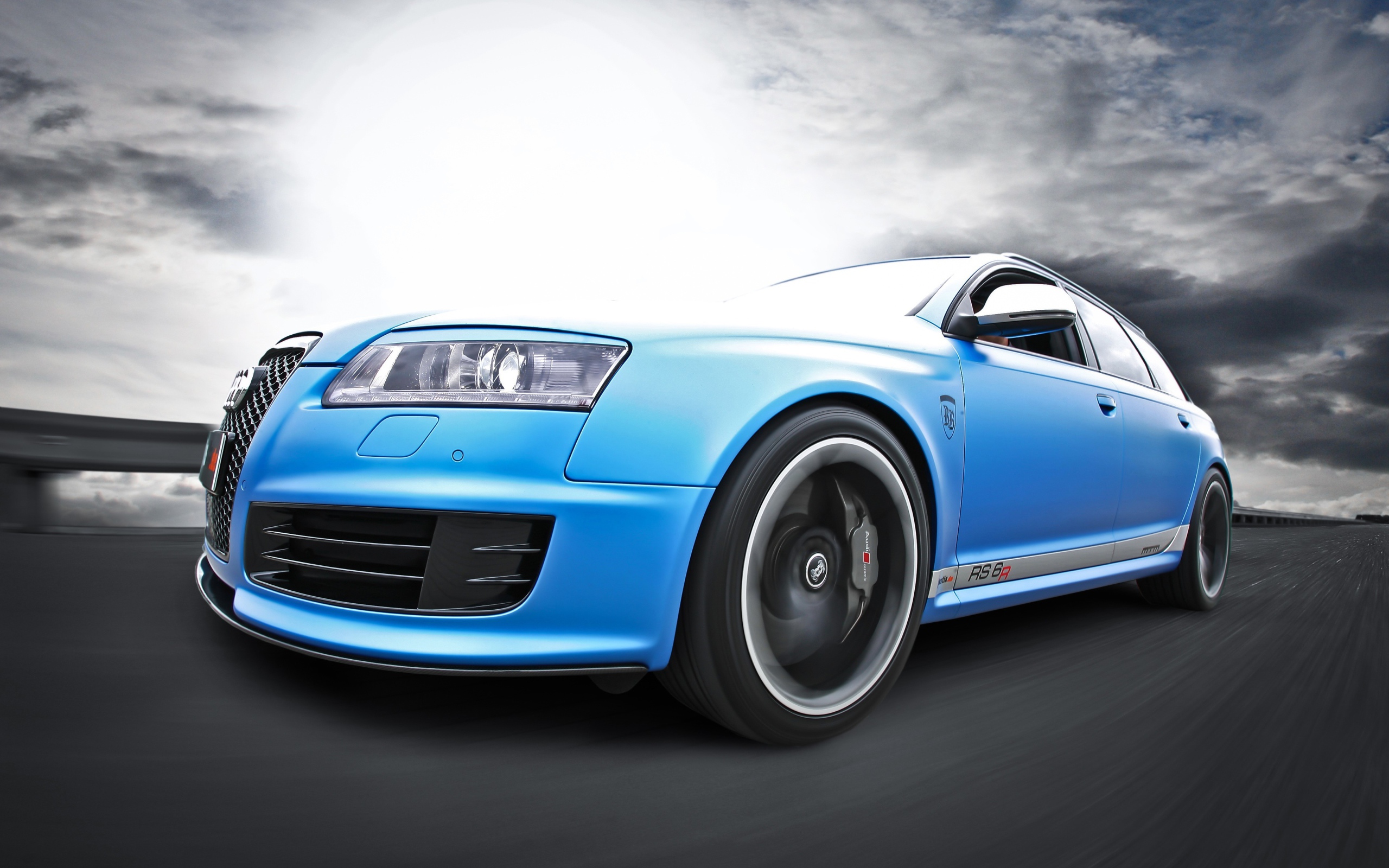 Голубой Audi RS6 Avant на шоссе