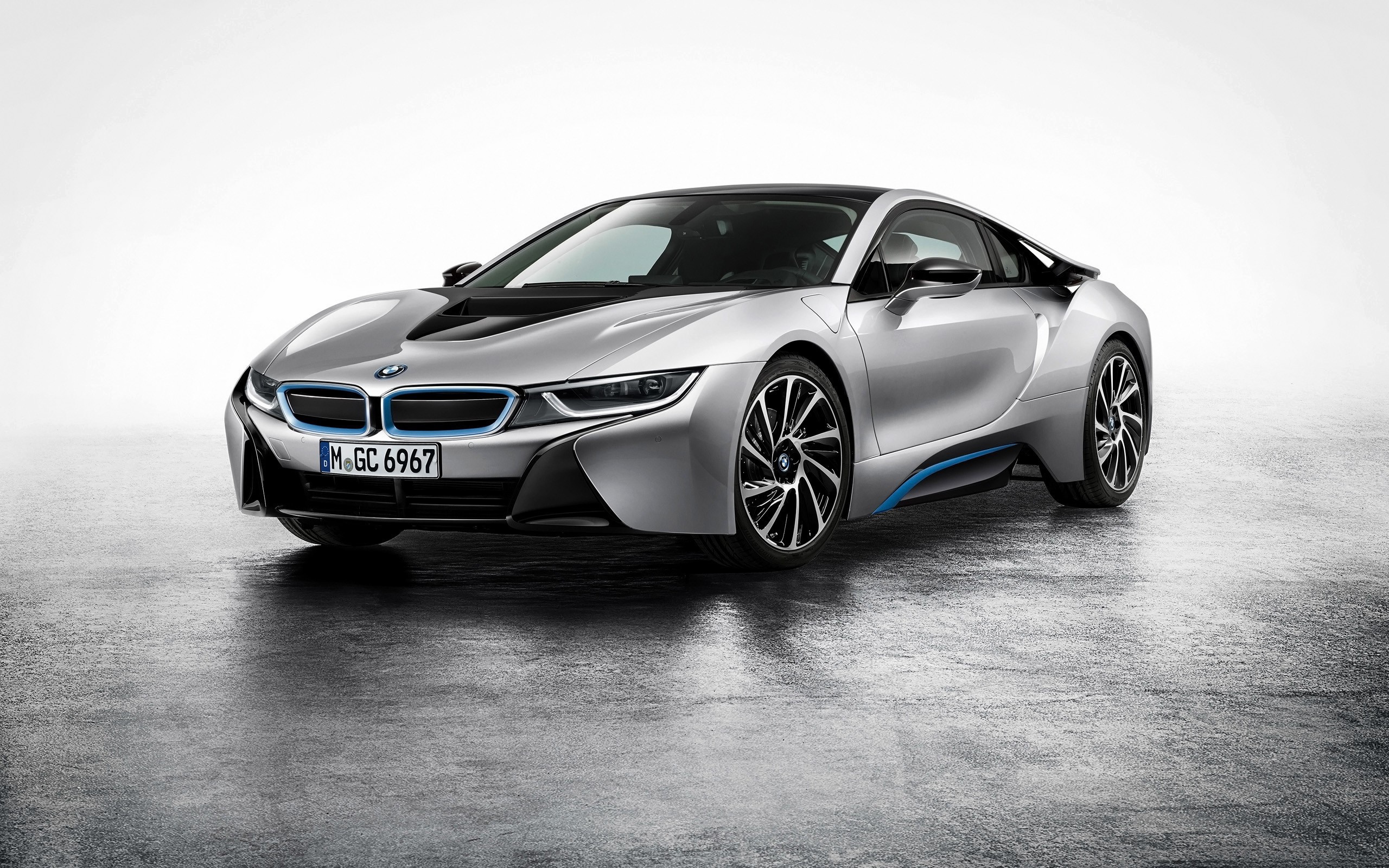 Серый автомобиль BMW i8