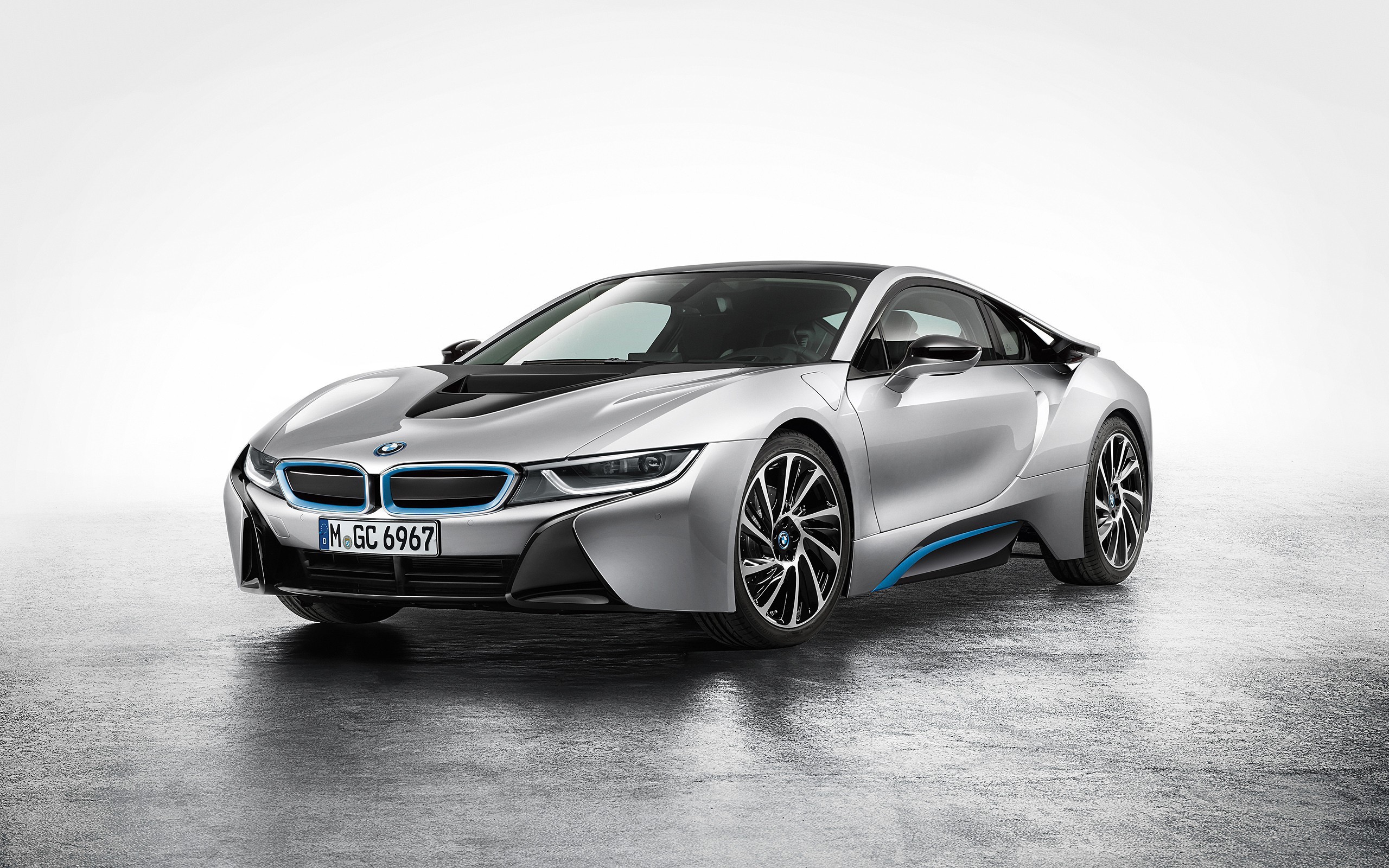 Новый серебристый BMW i8