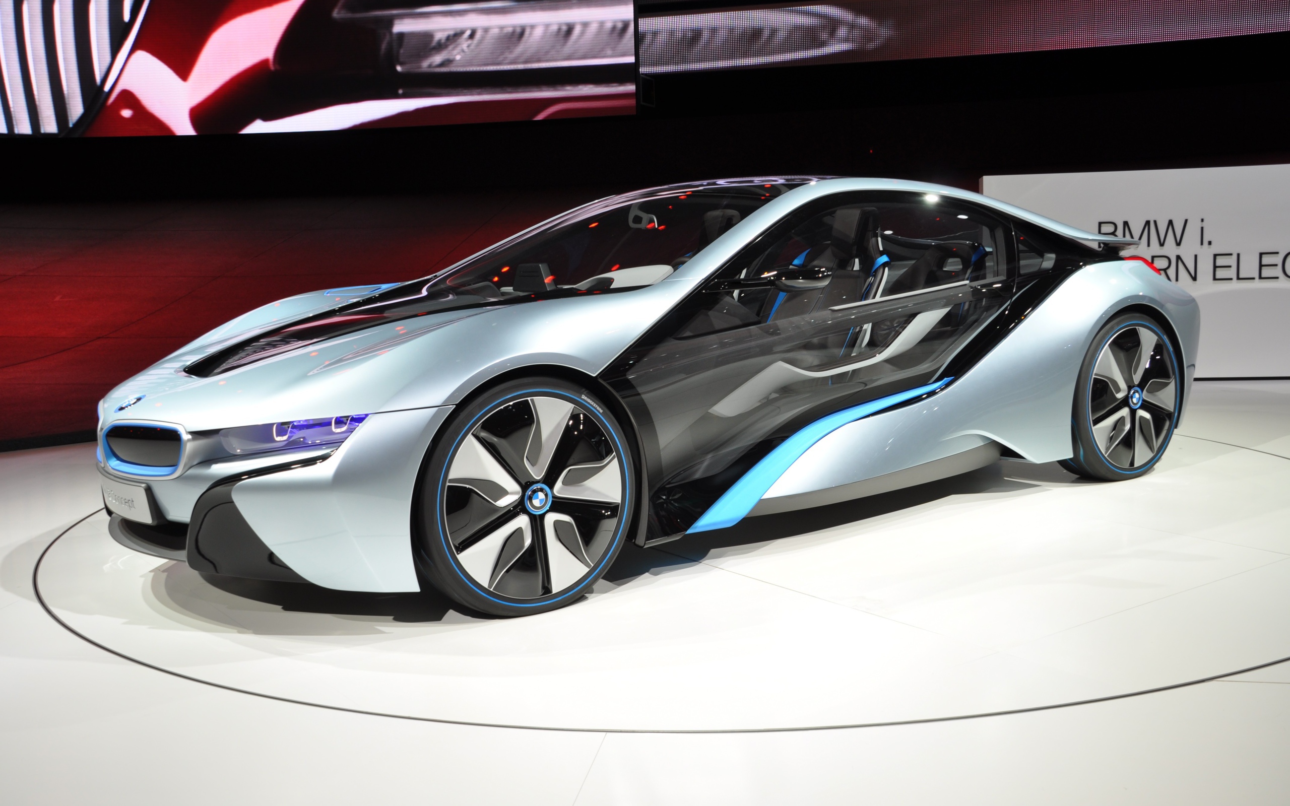 Концепт автомобиля БМВ на выставке