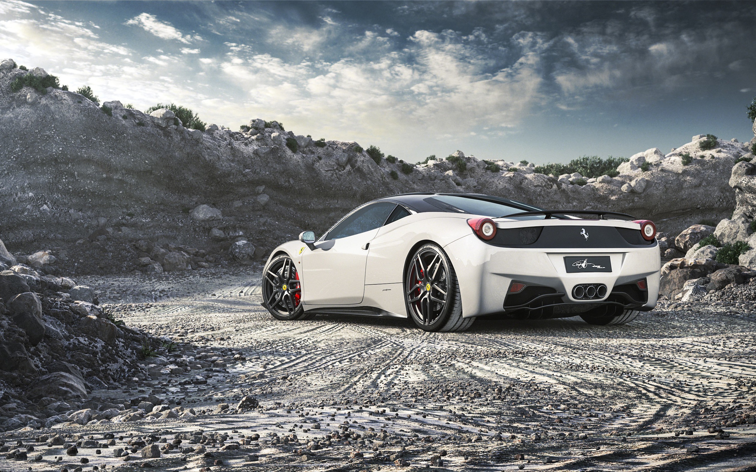 Белый Ferrari 458 Italia в карьере