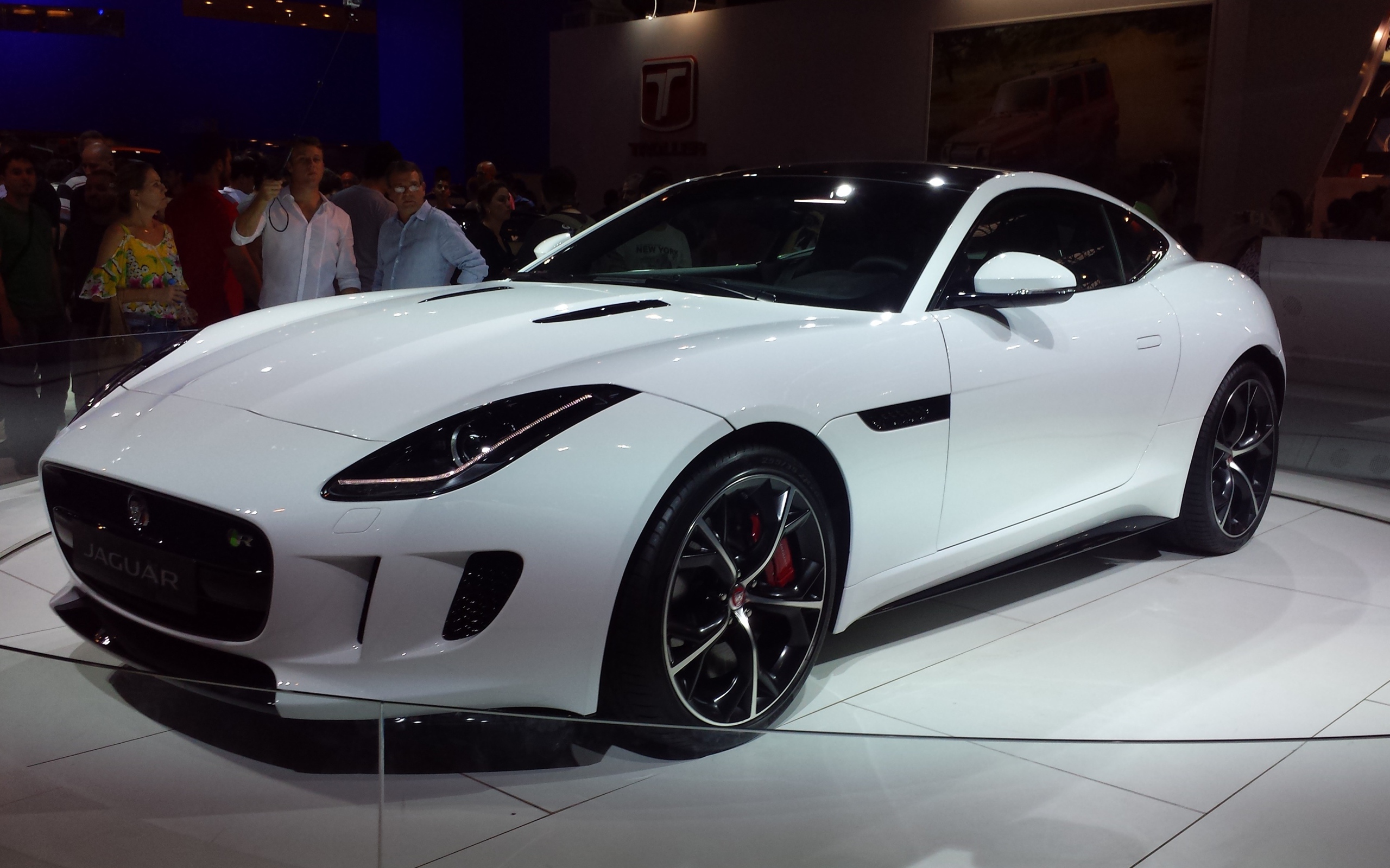 Новый белый Jaguar на выставке