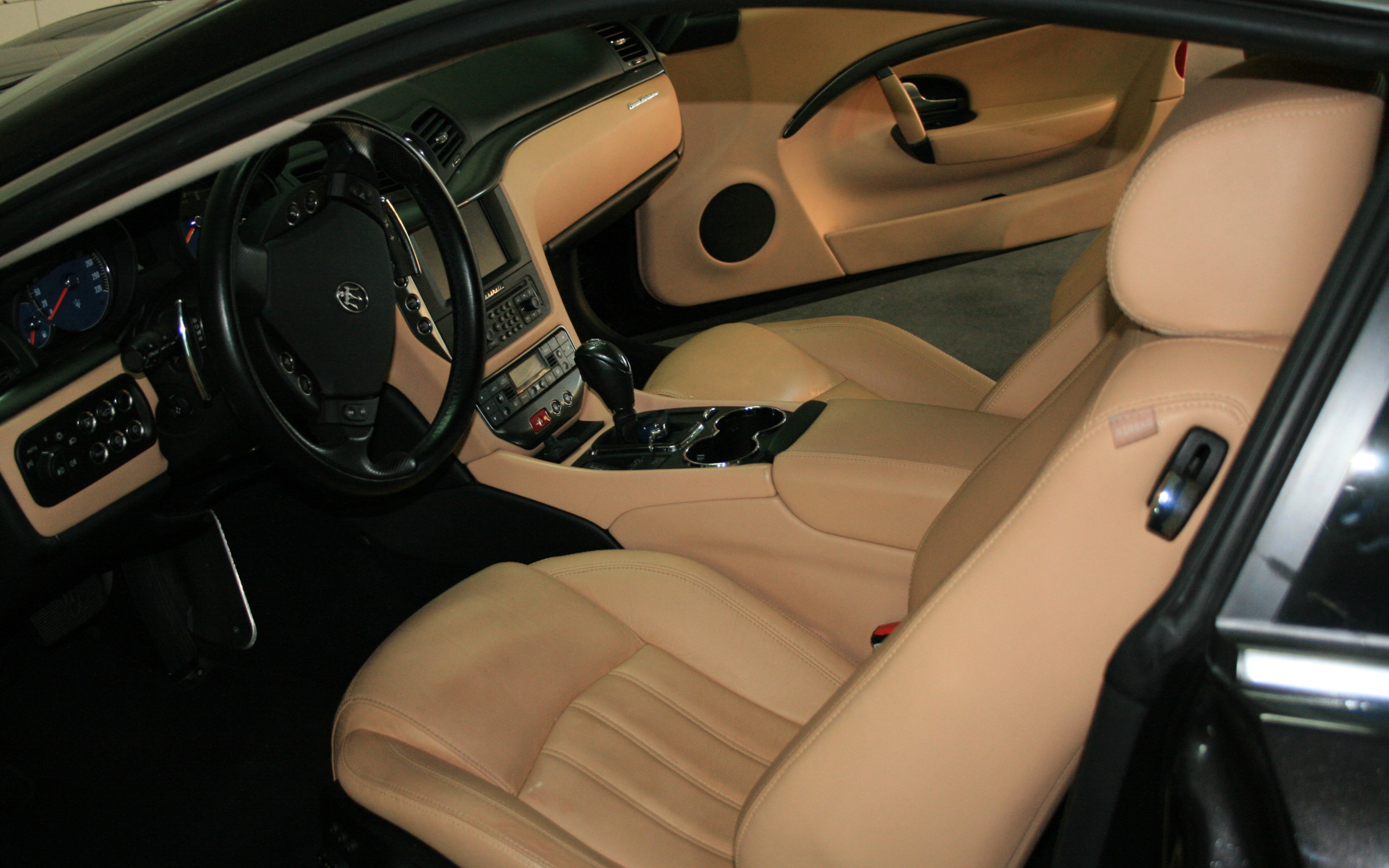 Роскошный салон автомобиля Maserati