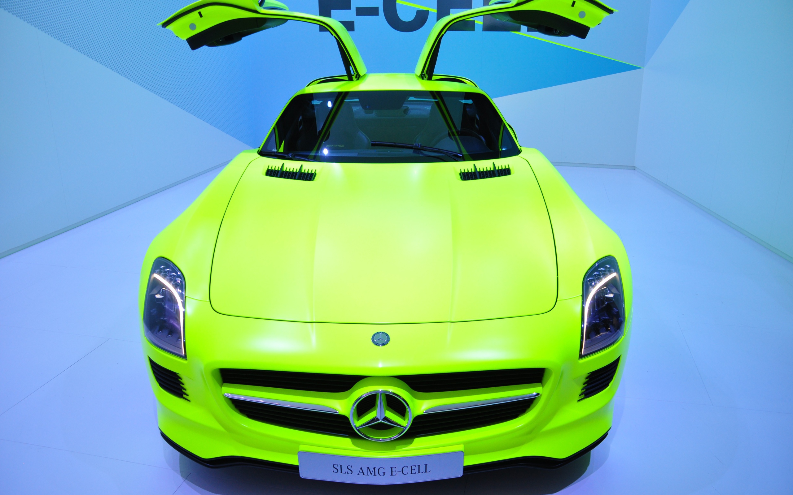 Зеленый электромобиль Mercedes-Benz SLS AMG