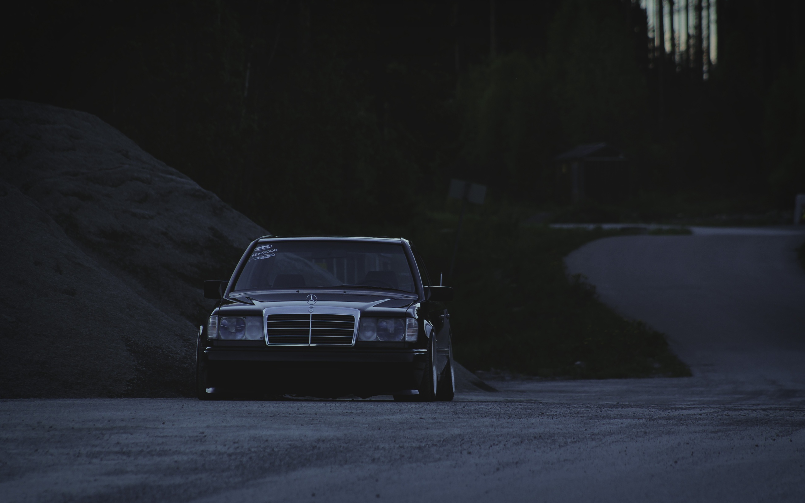 Старый Mercedes-Benz в полумраке