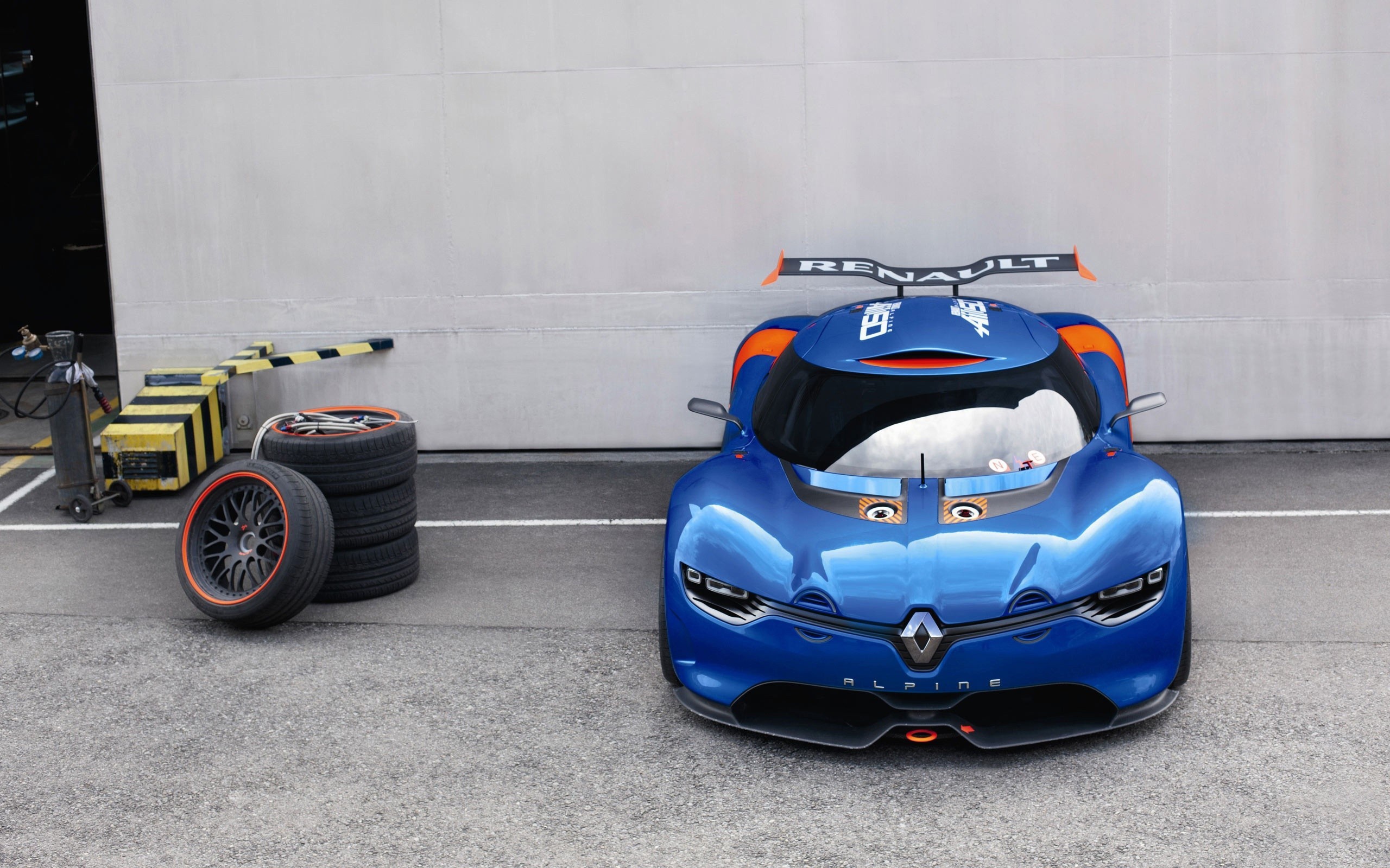 Замена покрышек спортивного Renault Alpine