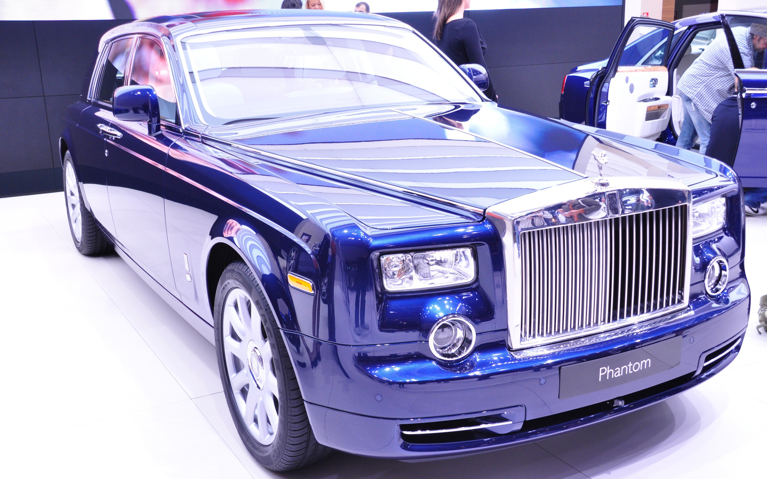 Синий Rolls-Royce на выставке