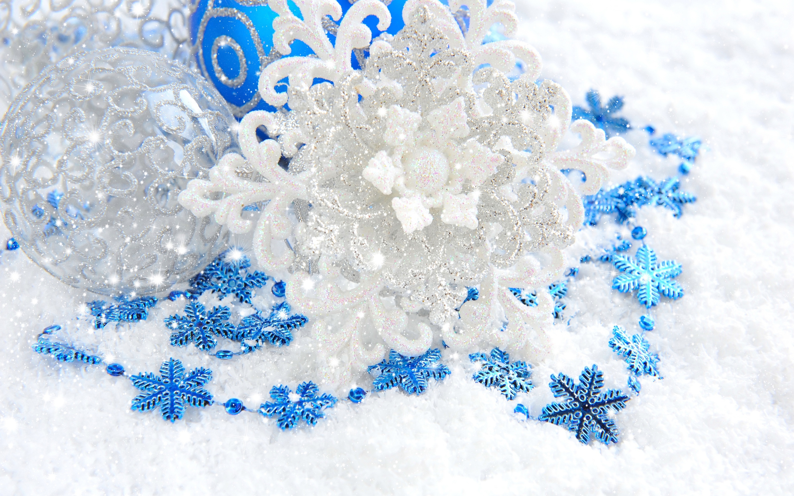 Синие и белая снежинки