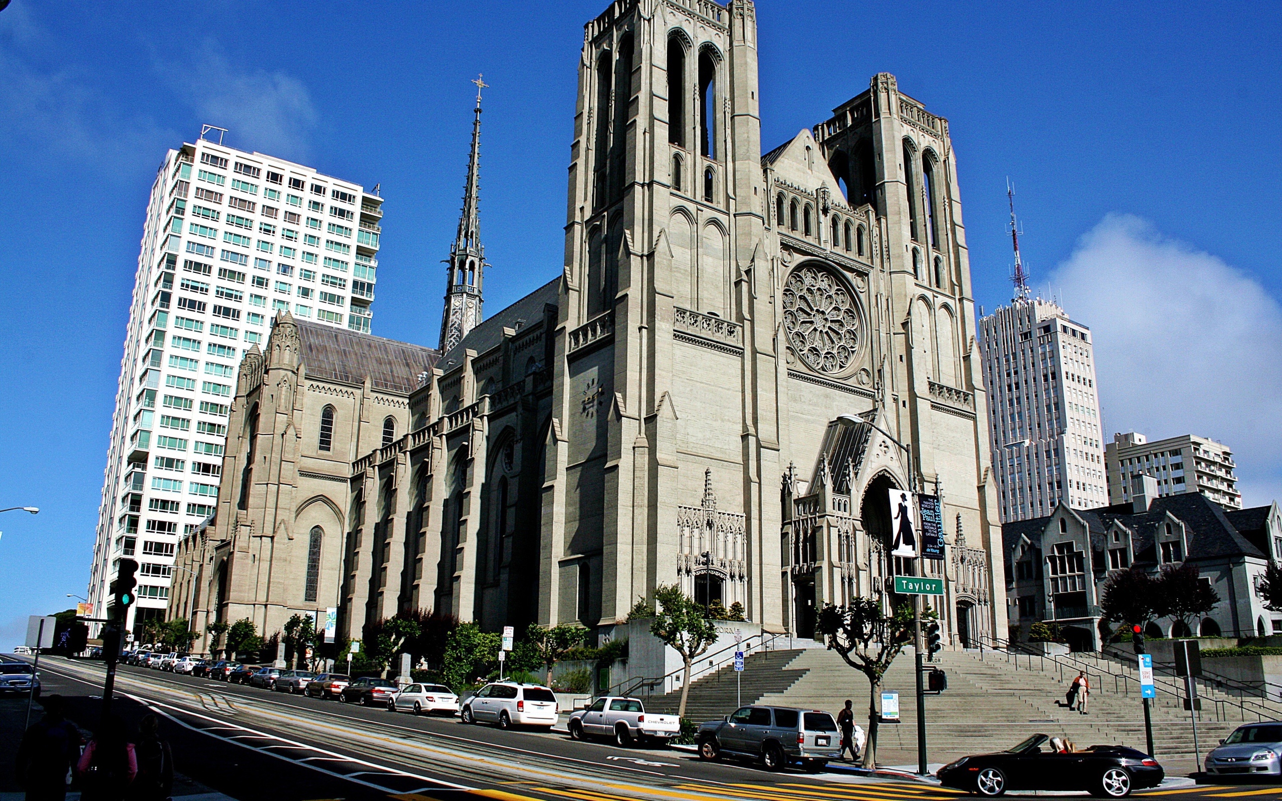 Католическая церковь на улице в Сан-Франциско