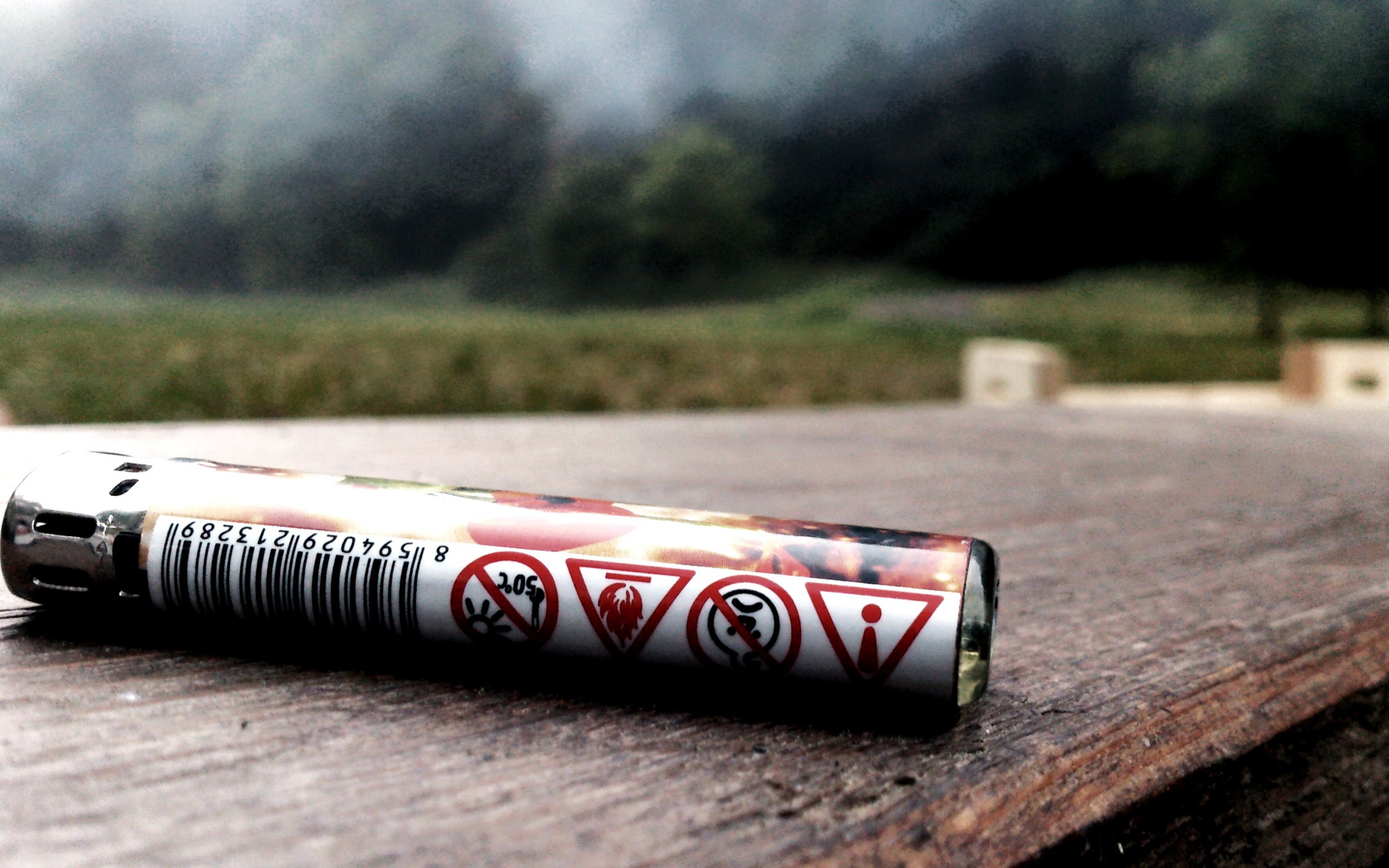 Баллончик зажигалки на доске