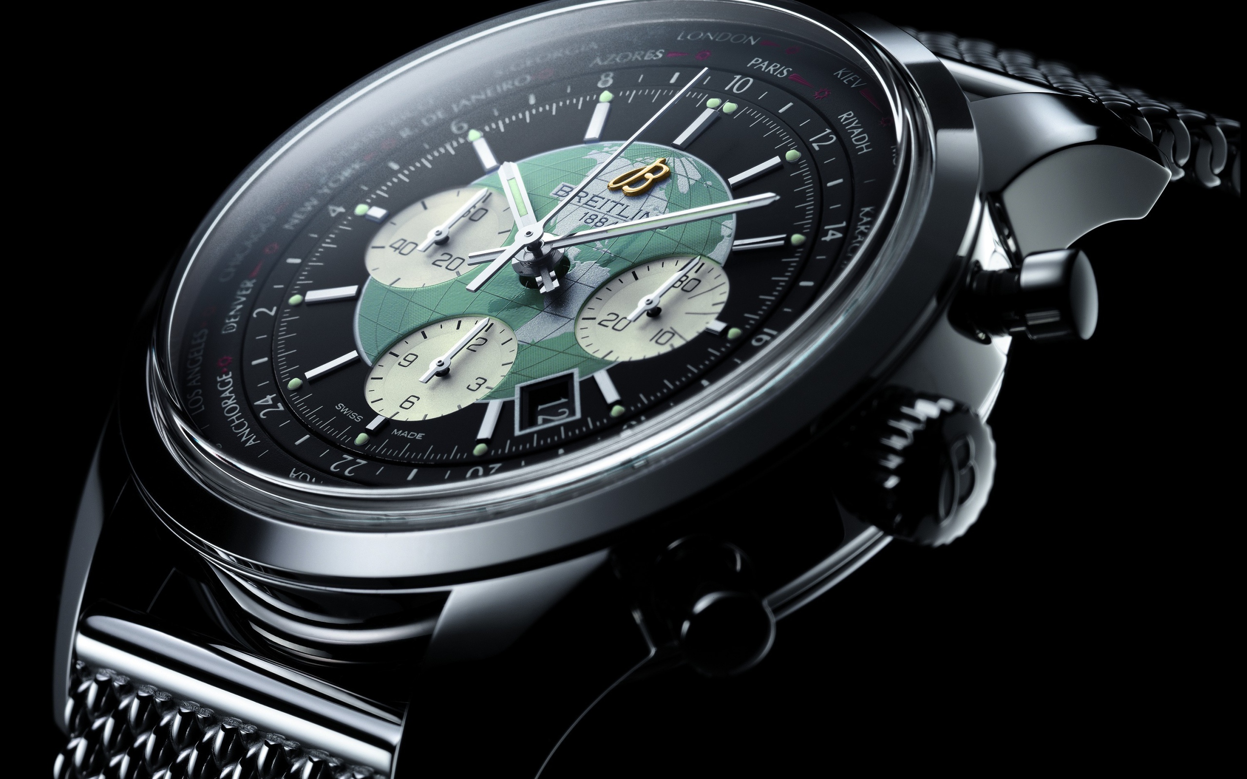 Дорогие наручные часы с картой мира на циферблате