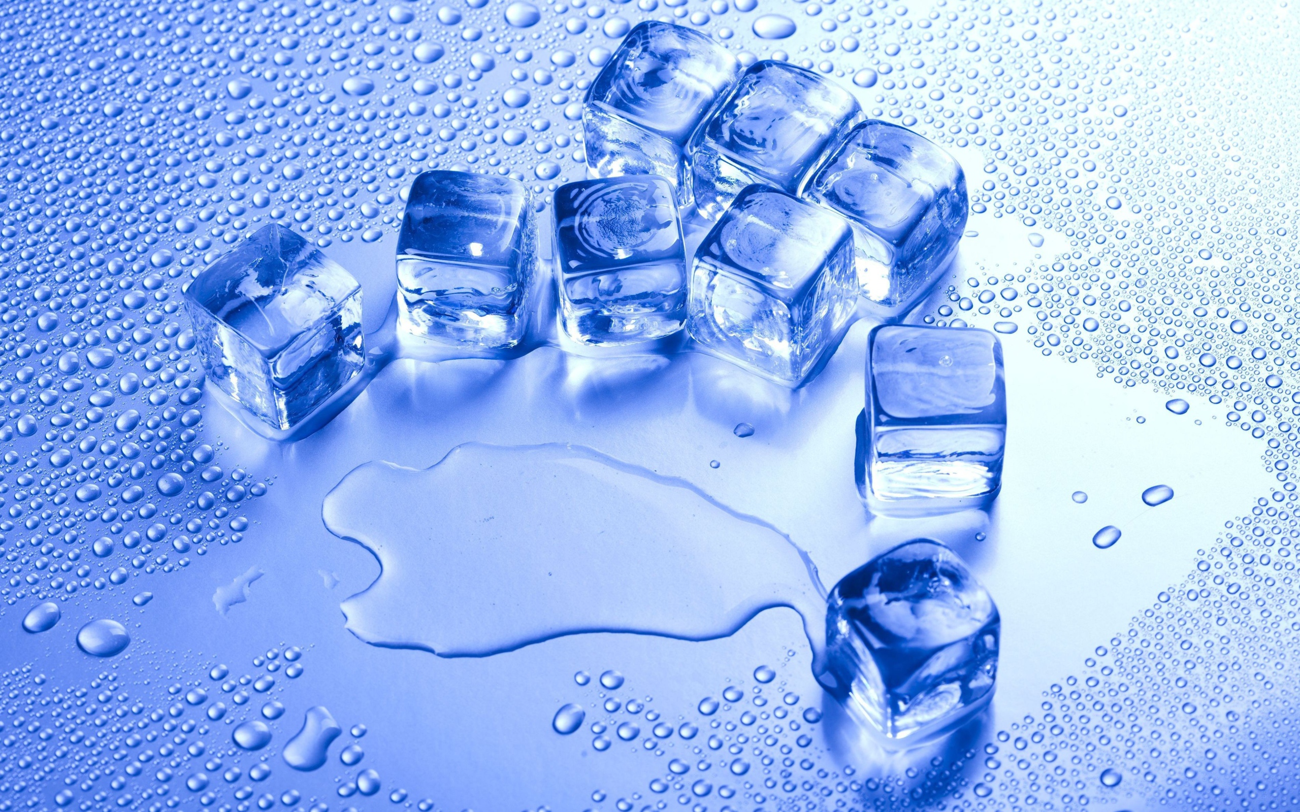 Подтаявшие кубики льда