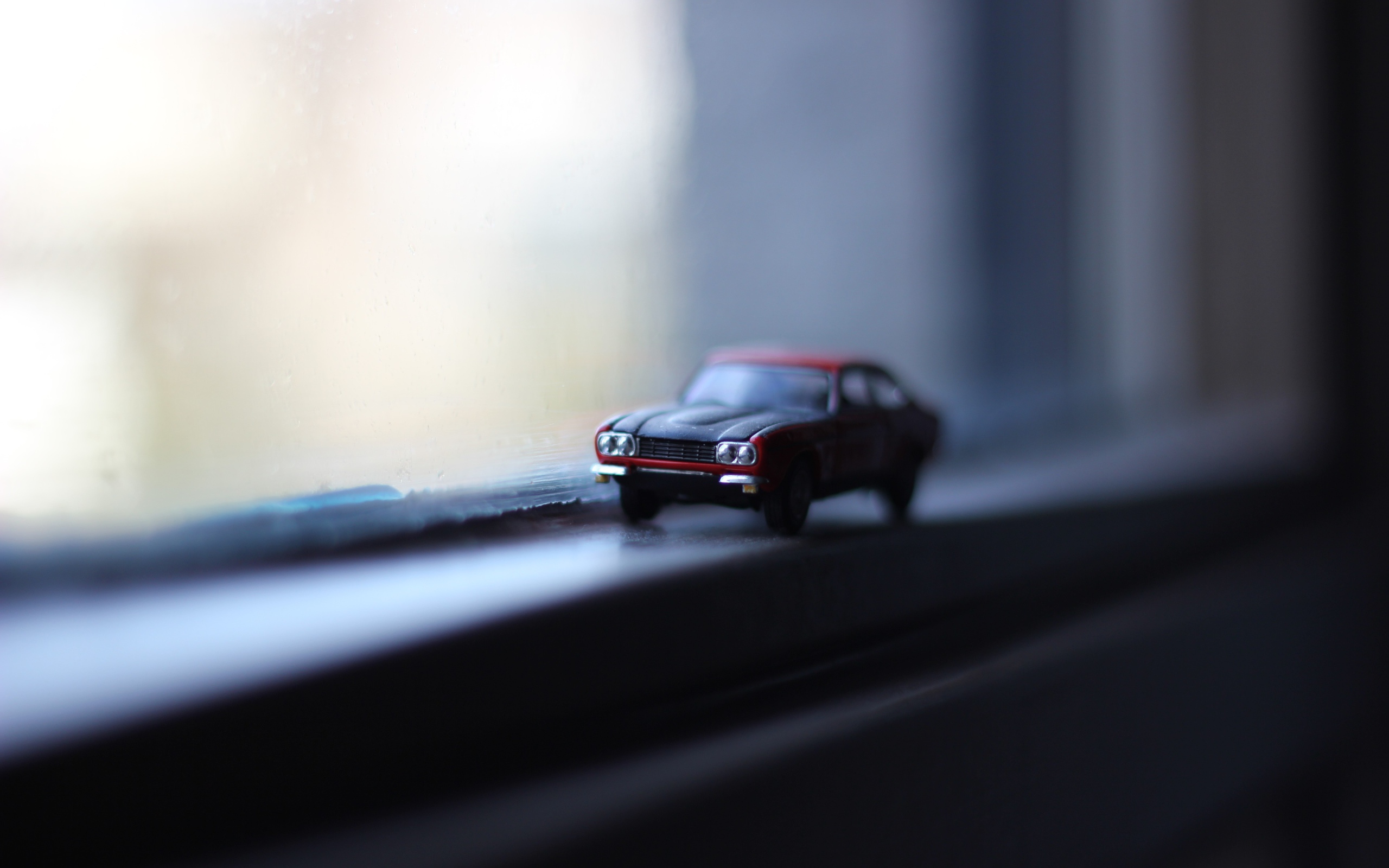 Модель автомобиля у окна