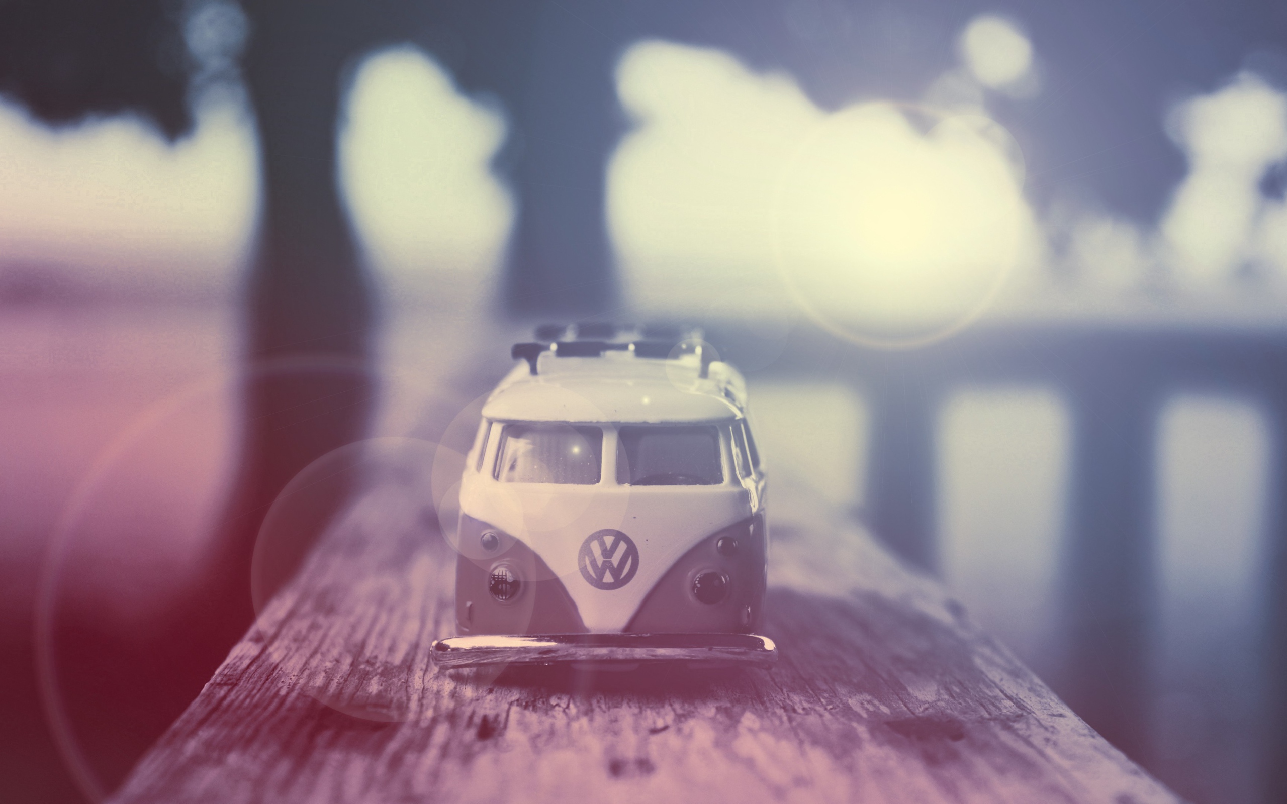 Модель старого автомобиля на доске