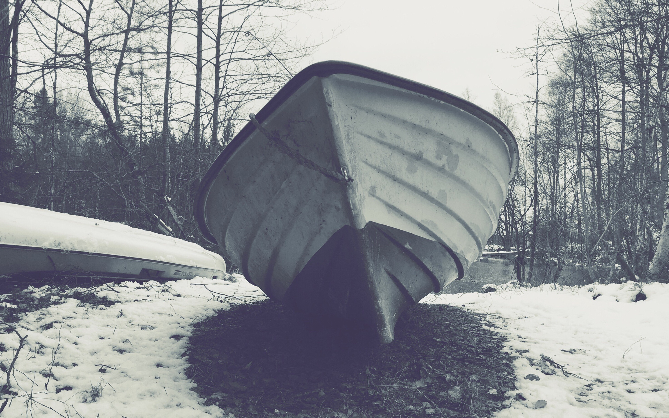 Речная лодка на зимней стоянке