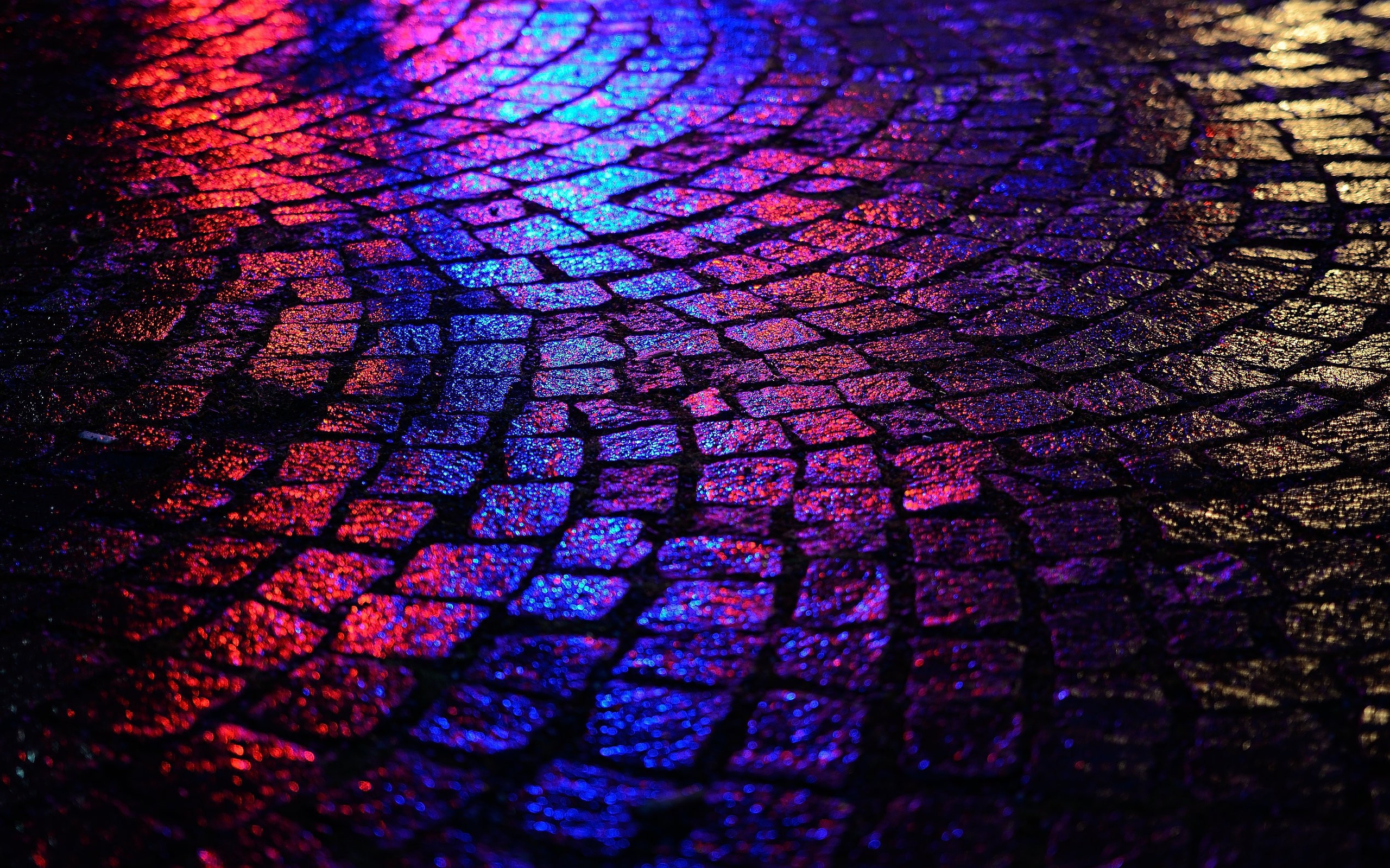 Блики ночных огней на брусчатке улицы