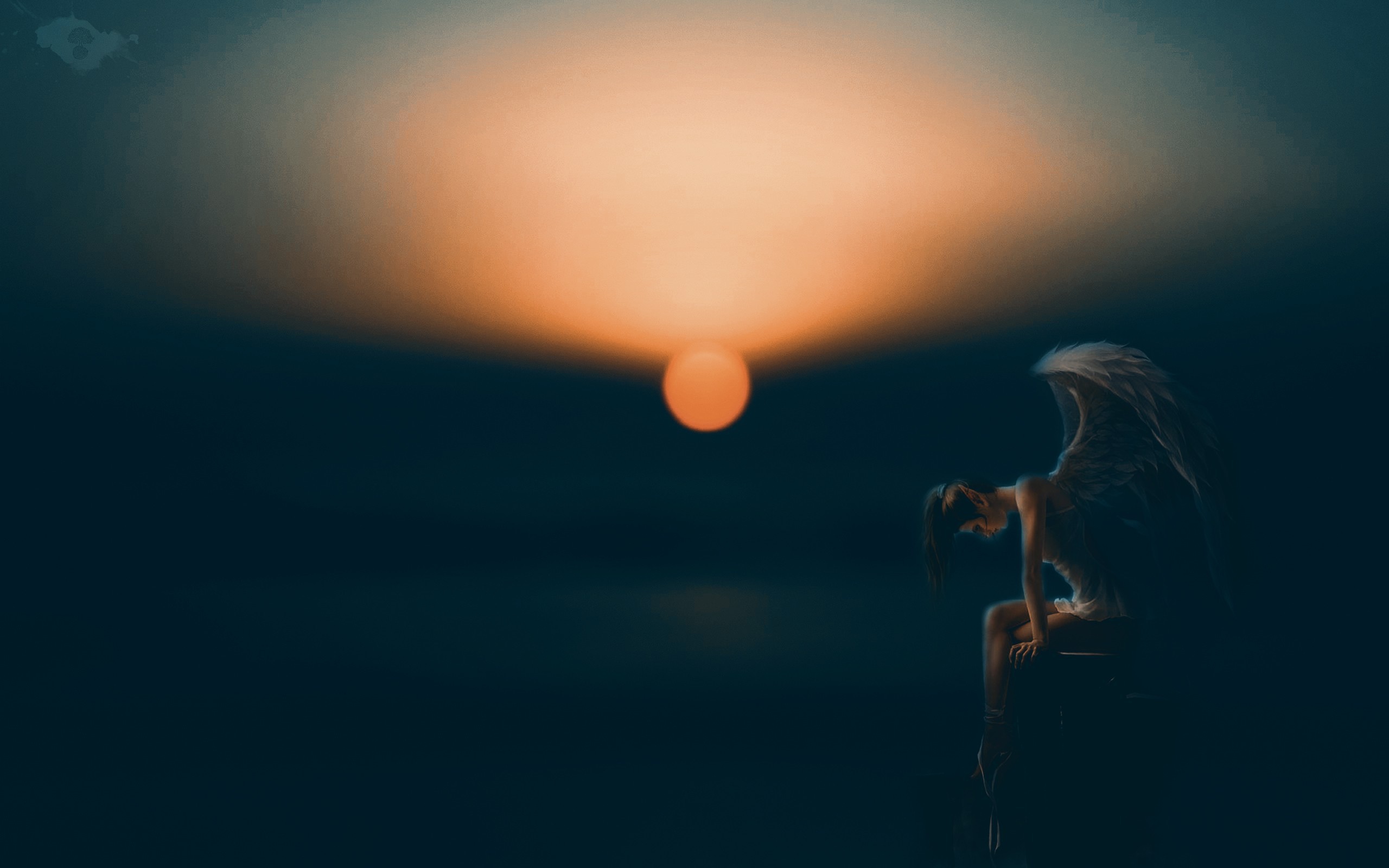 Ангел с черными крыльями на закате солнца